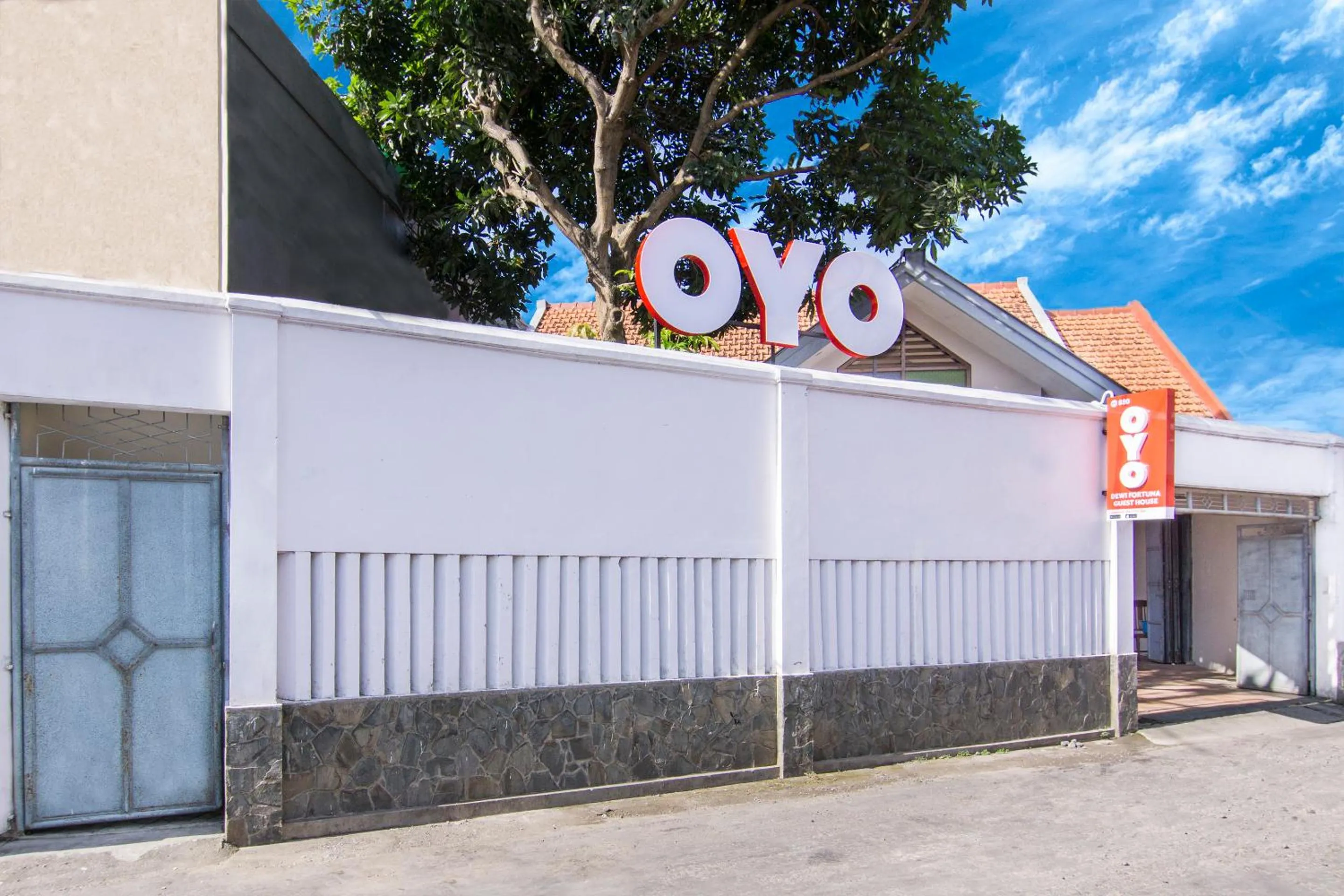 Facade/entrance in SUPER OYO 890 Dewi Fortuna Guest House