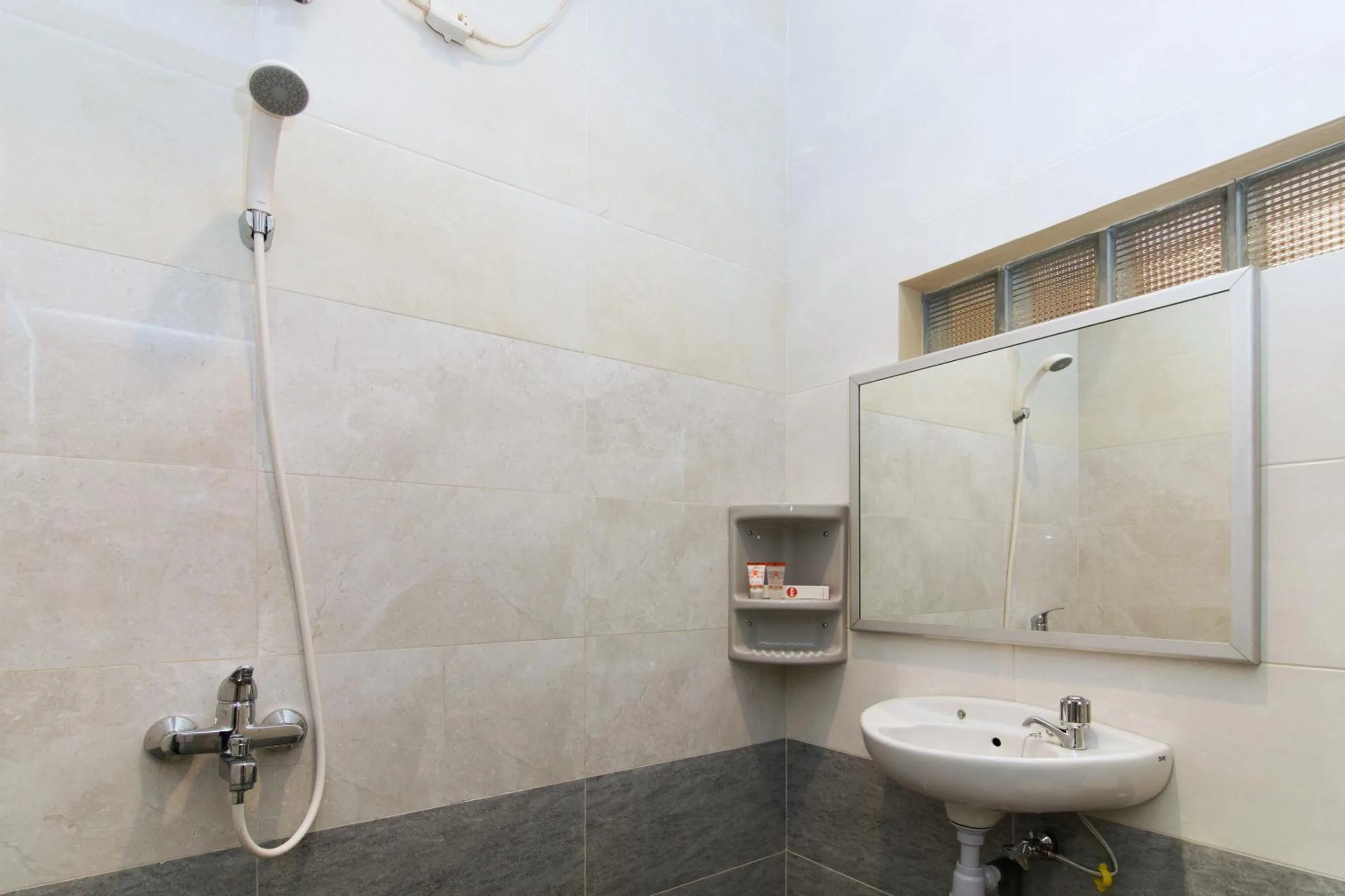 Bathroom in SUPER OYO 890 Dewi Fortuna Guest House