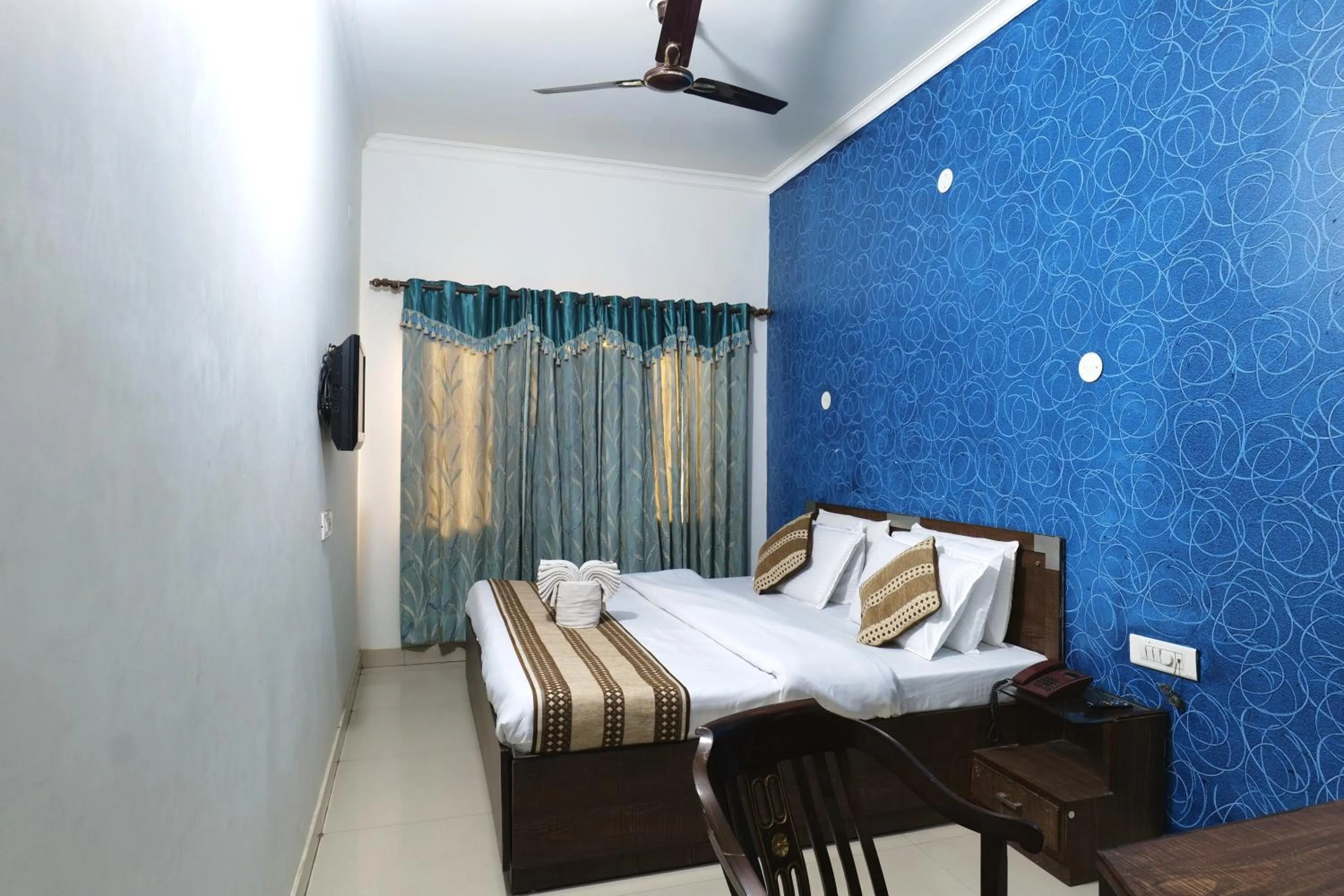 Bed in Hotel Holiday Comfort - 800 mts from Jallianwala Bagh