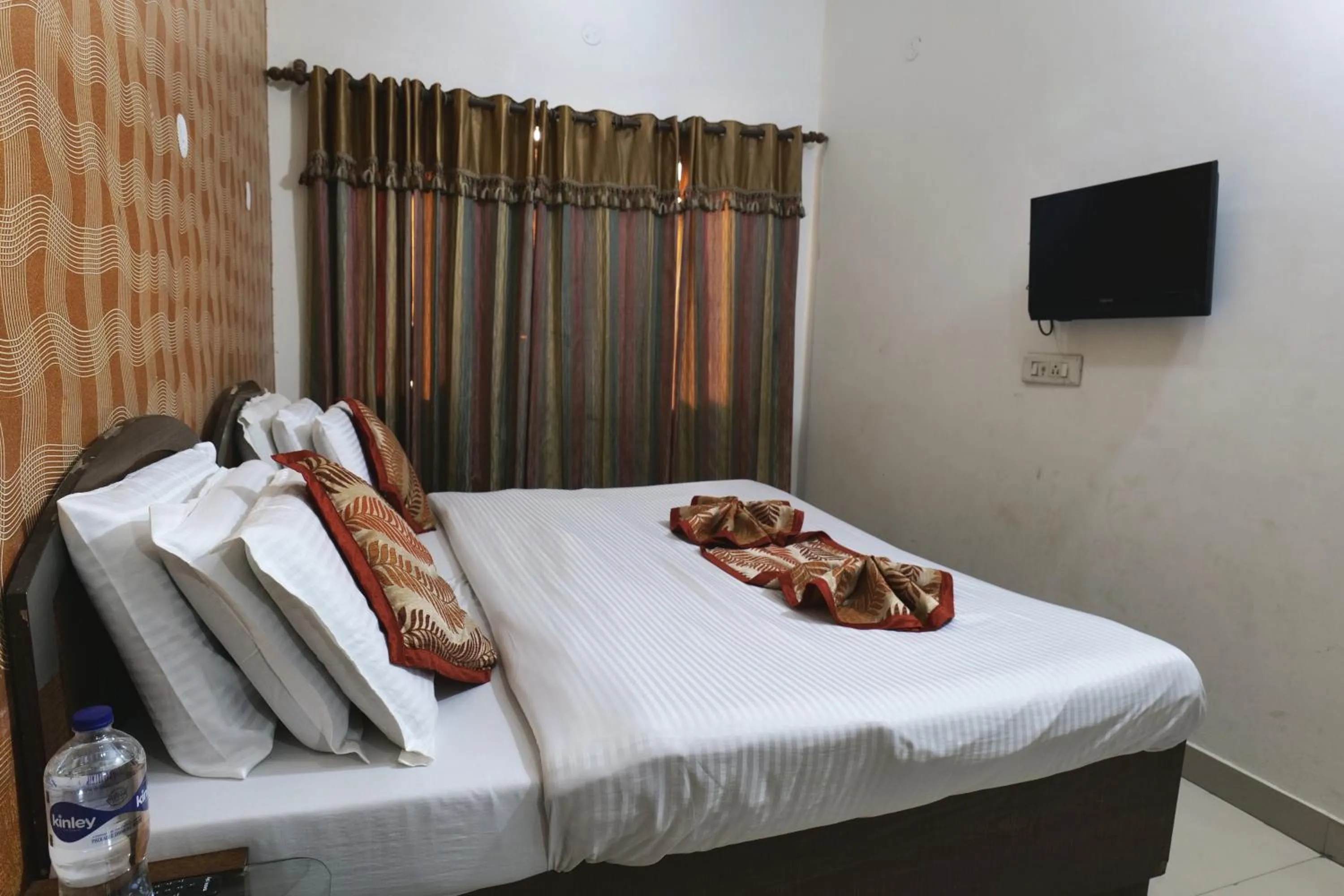Bedroom, Bed in Hotel Holiday Comfort - 800 mts from Jallianwala Bagh