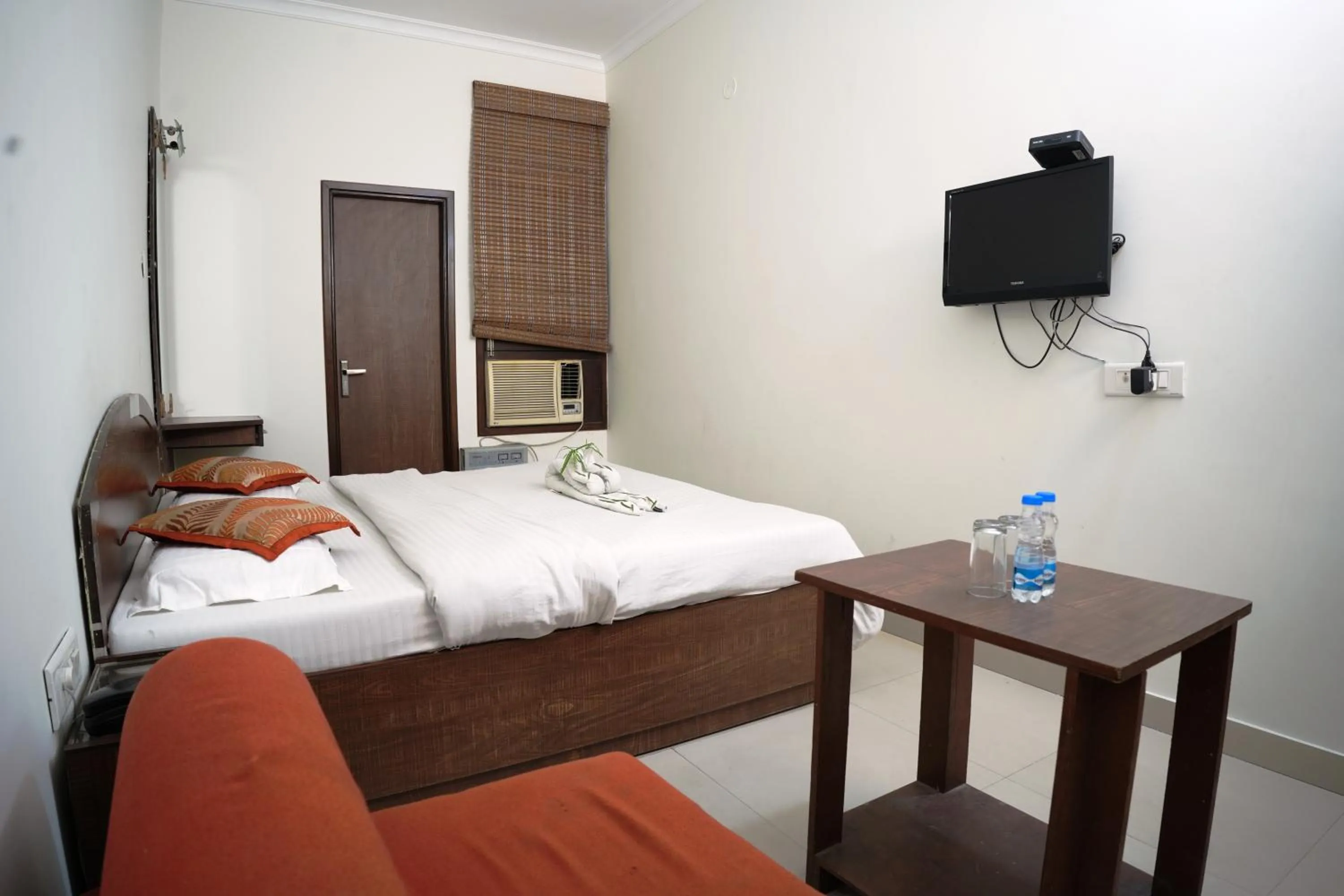 Bed in Hotel Holiday Comfort - 800 mts from Jallianwala Bagh