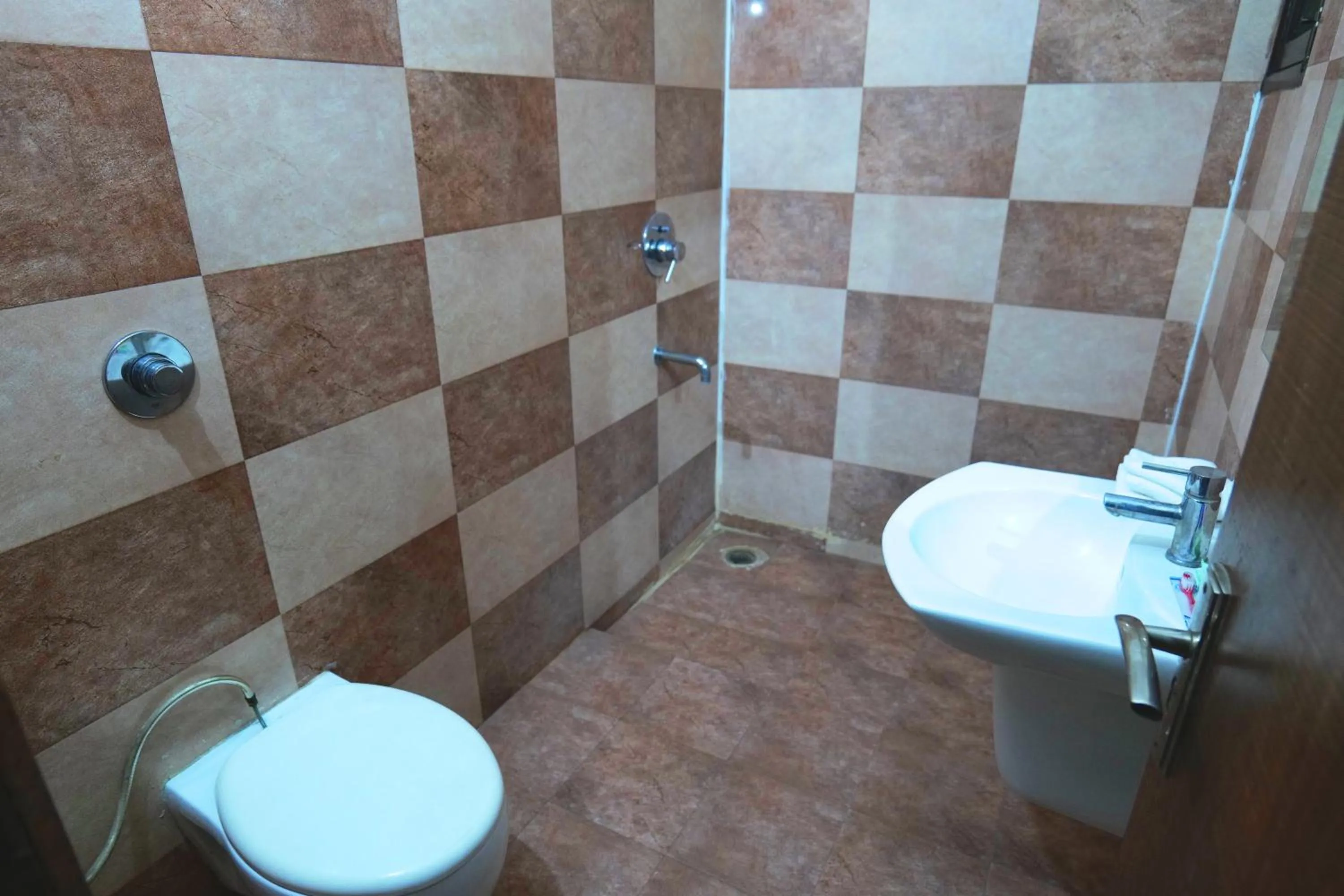 Bathroom in Hotel Holiday Comfort - 800 mts from Jallianwala Bagh