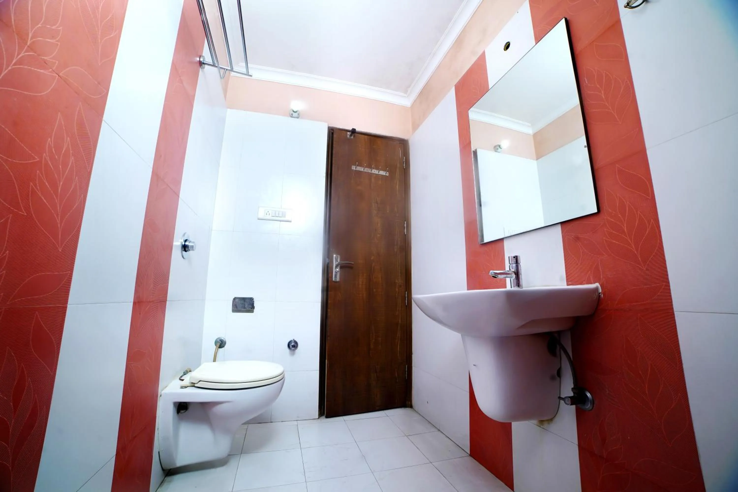 Bathroom in Hotel Holiday Comfort - 800 mts from Jallianwala Bagh