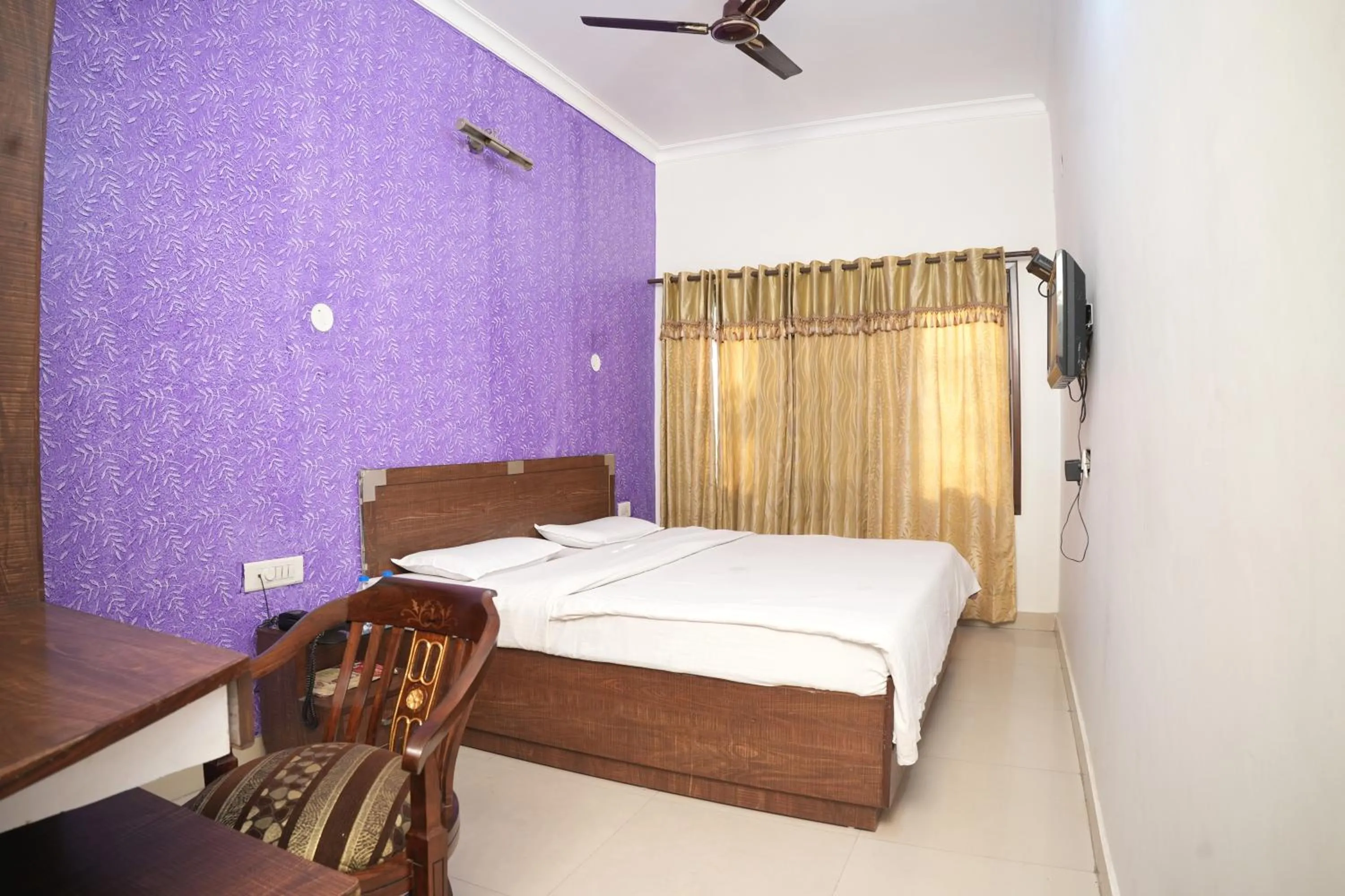 Bed in Hotel Holiday Comfort - 800 mts from Jallianwala Bagh