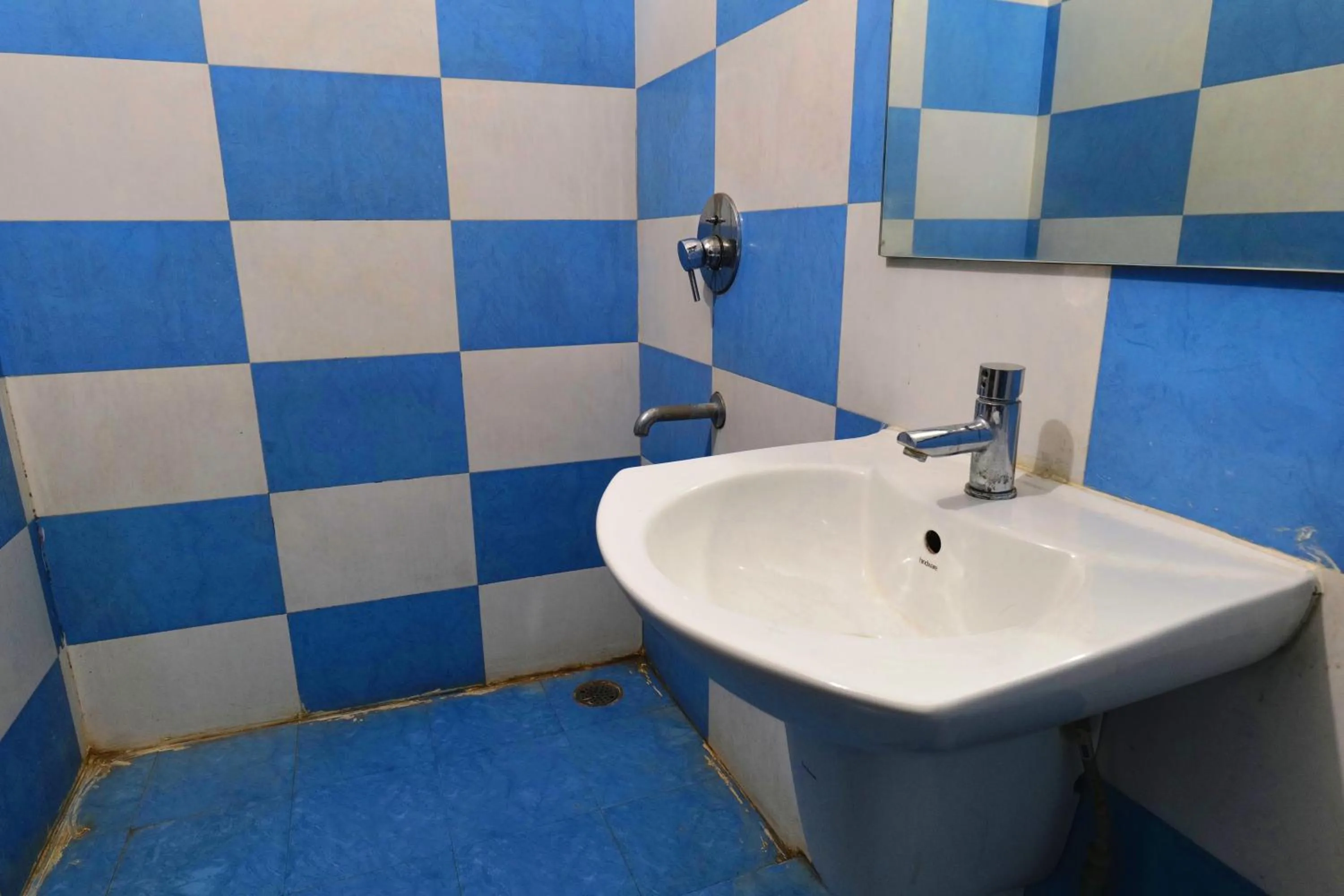 Bathroom in Hotel Holiday Comfort - 800 mts from Jallianwala Bagh