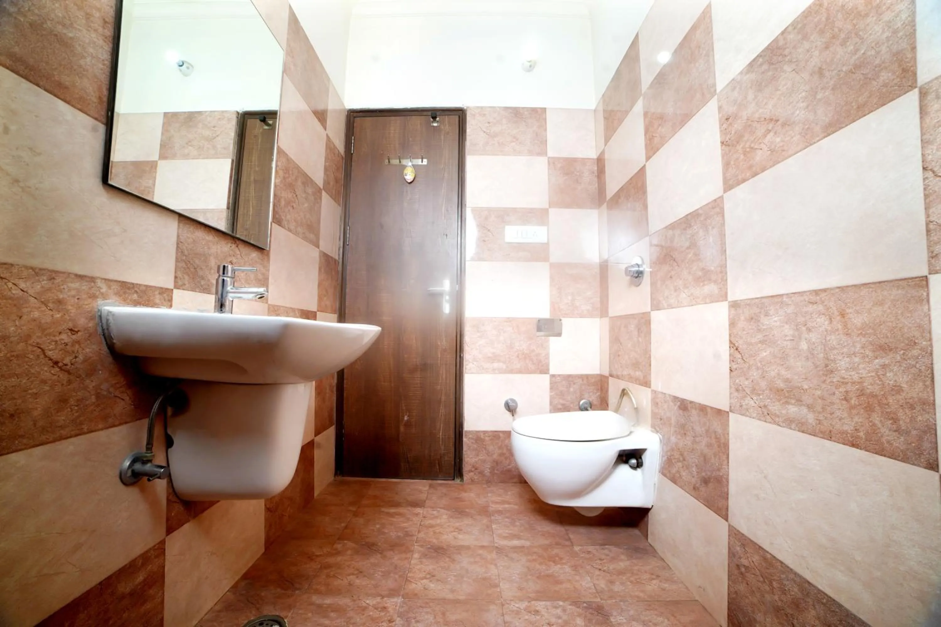 Bathroom in Hotel Holiday Comfort - 800 mts from Jallianwala Bagh
