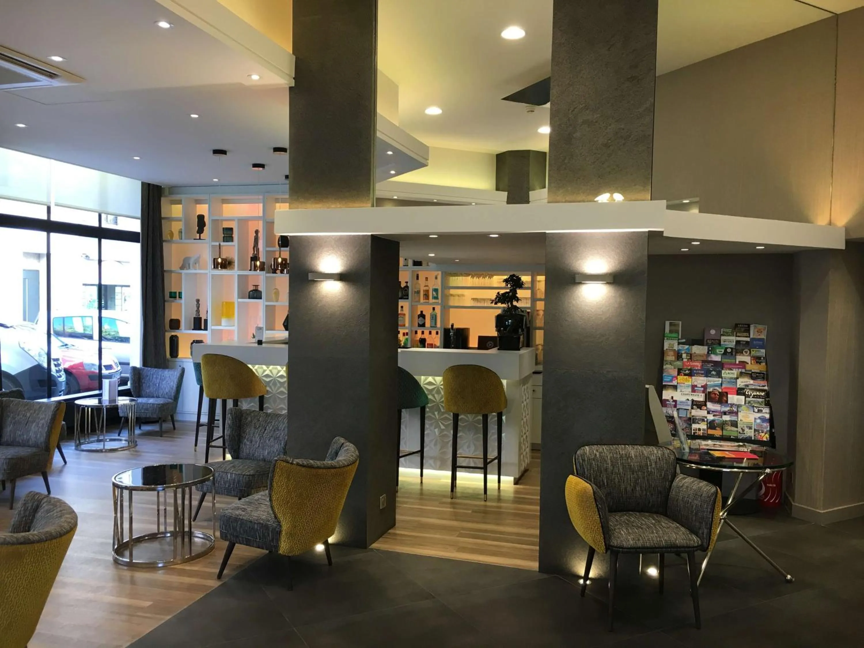 Lounge or bar in Best Western Plus Hotel Carlton Annecy