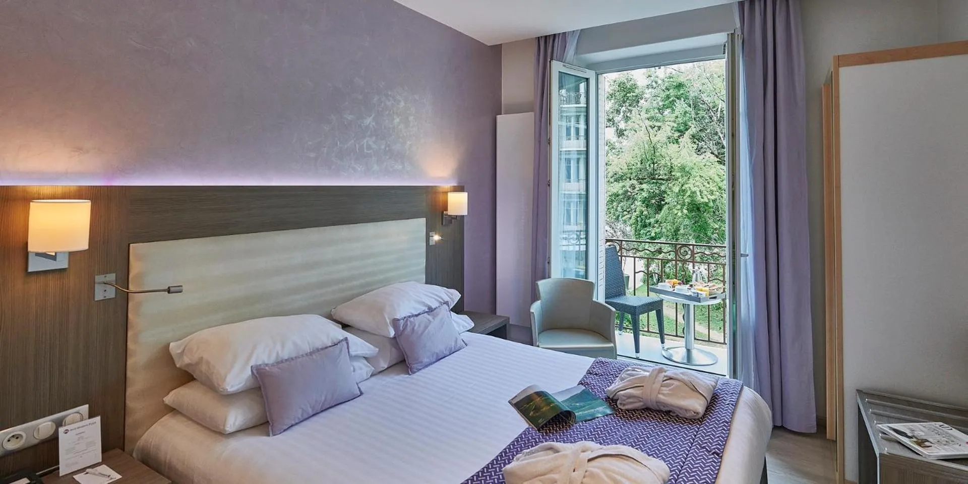 Bedroom, Bed in Best Western Plus Hotel Carlton Annecy