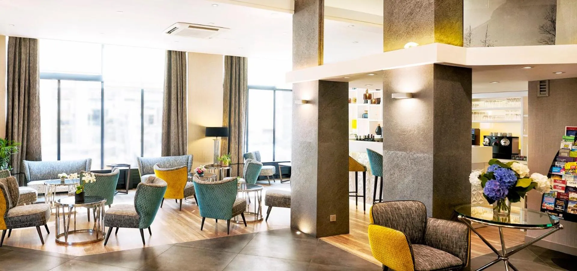 Lounge or bar in Best Western Plus Hotel Carlton Annecy