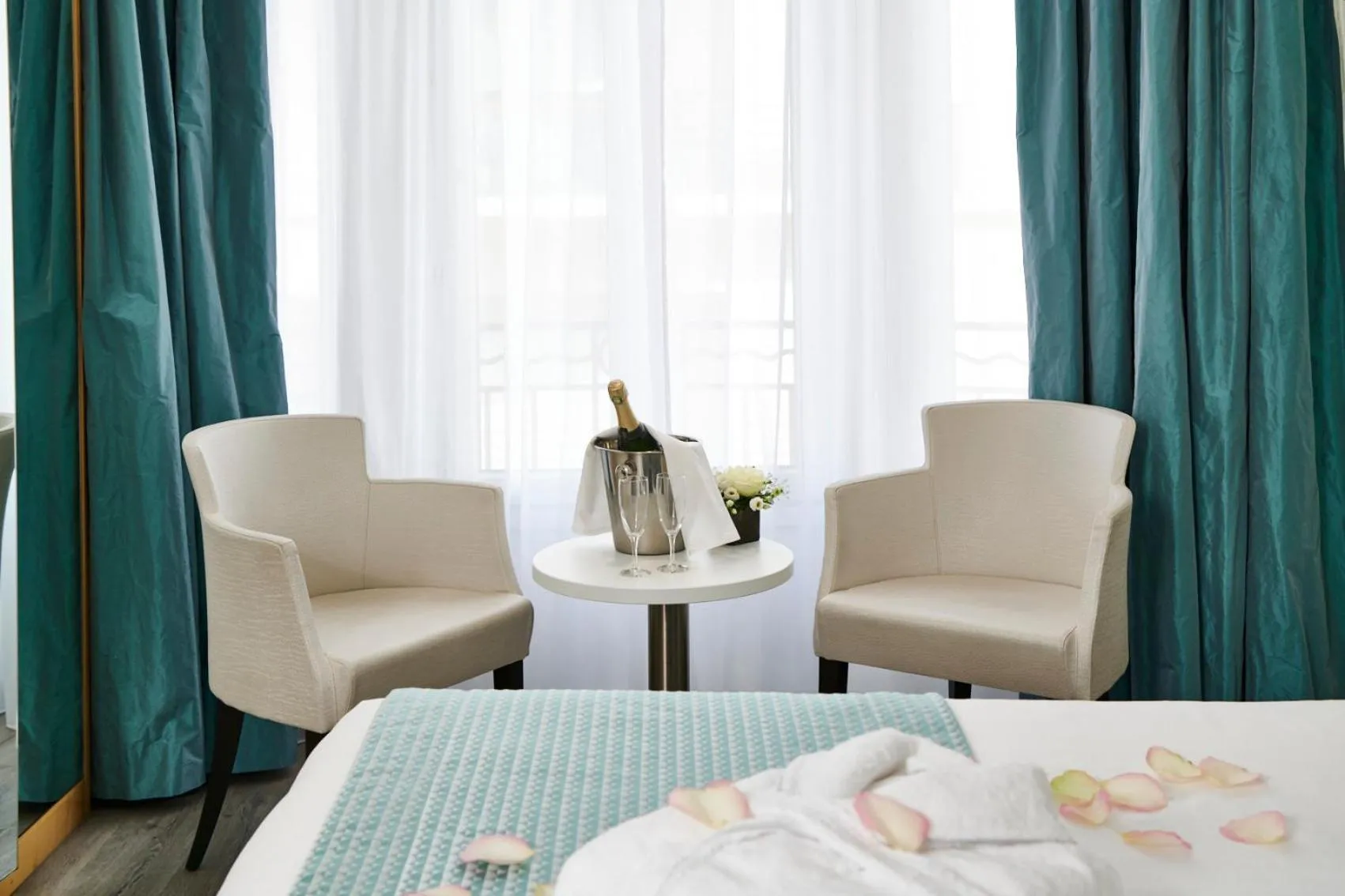 Seating area, Bed in Best Western Plus Hotel Carlton Annecy