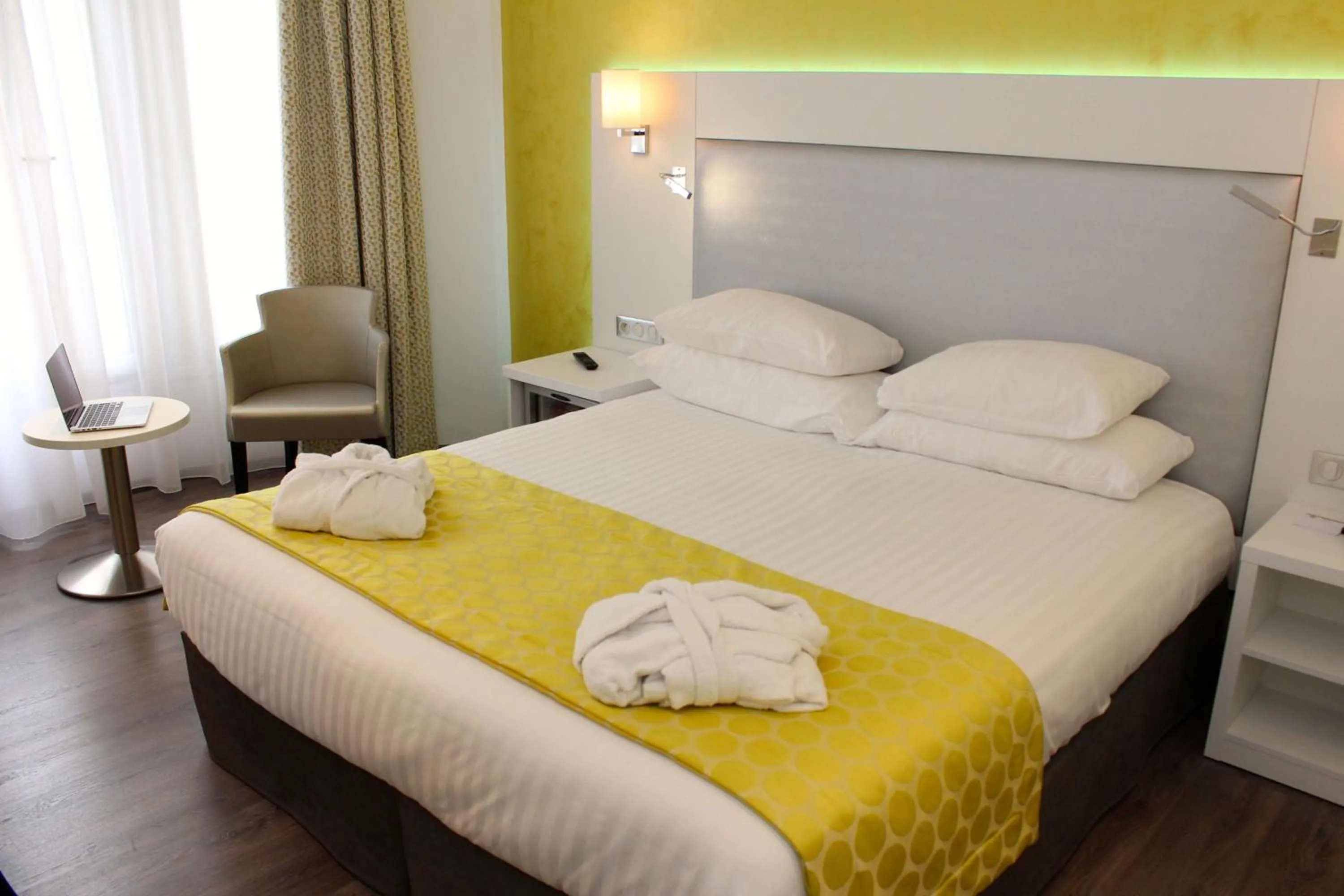 Photo of the whole room, Bed in Best Western Plus Hotel Carlton Annecy