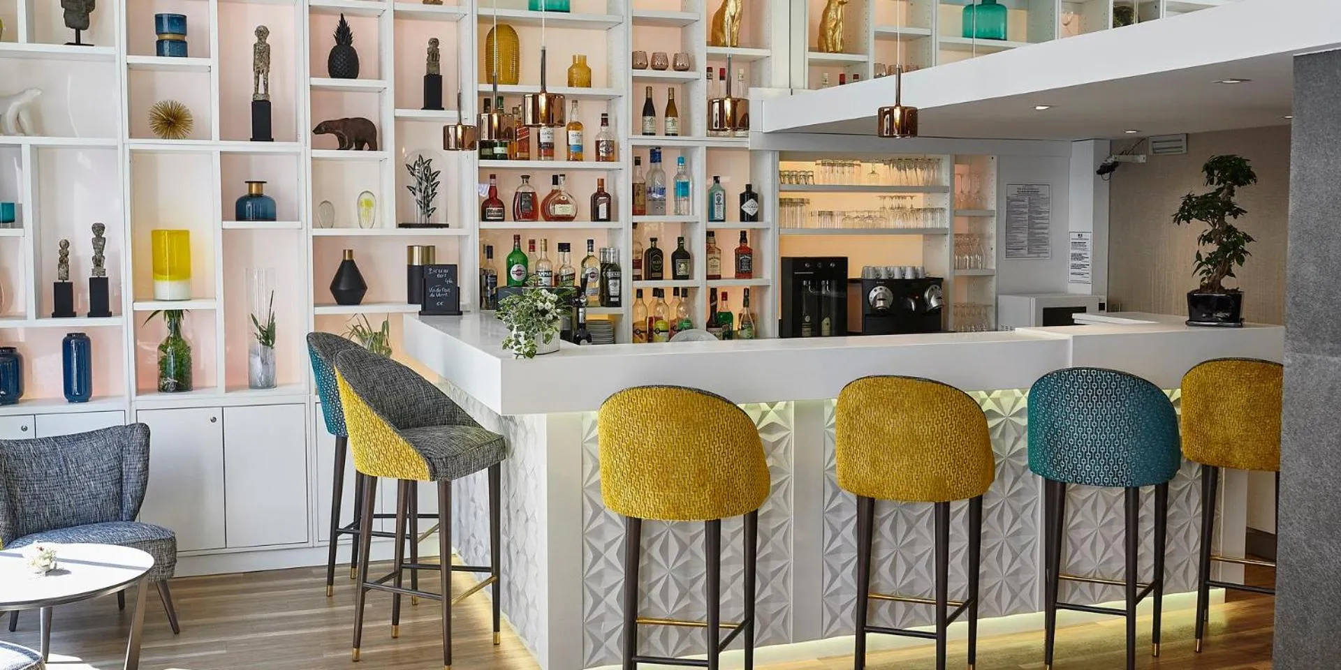 Lounge or bar in Best Western Plus Hotel Carlton Annecy