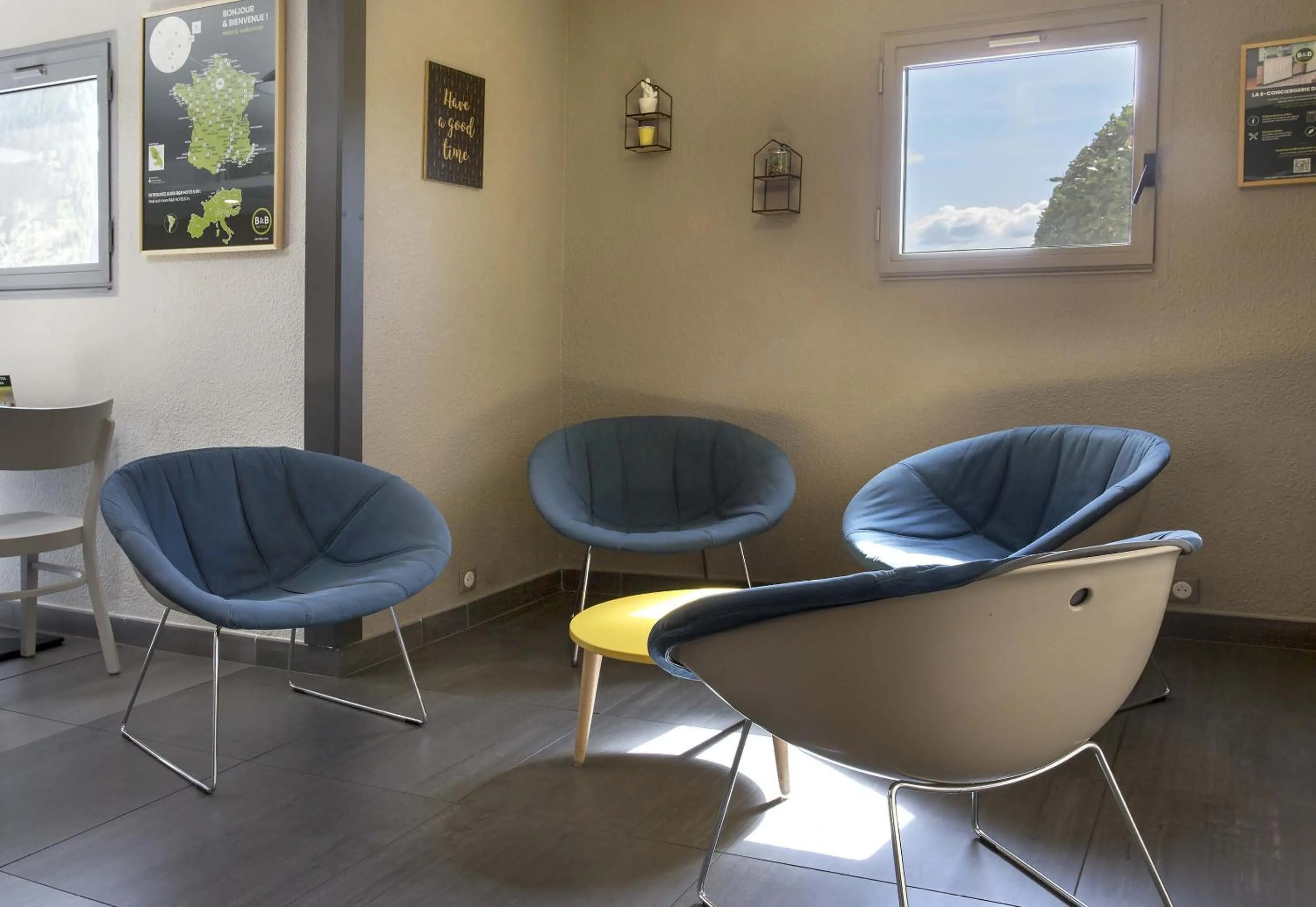 Seating area in B&B HOTEL Angoulême