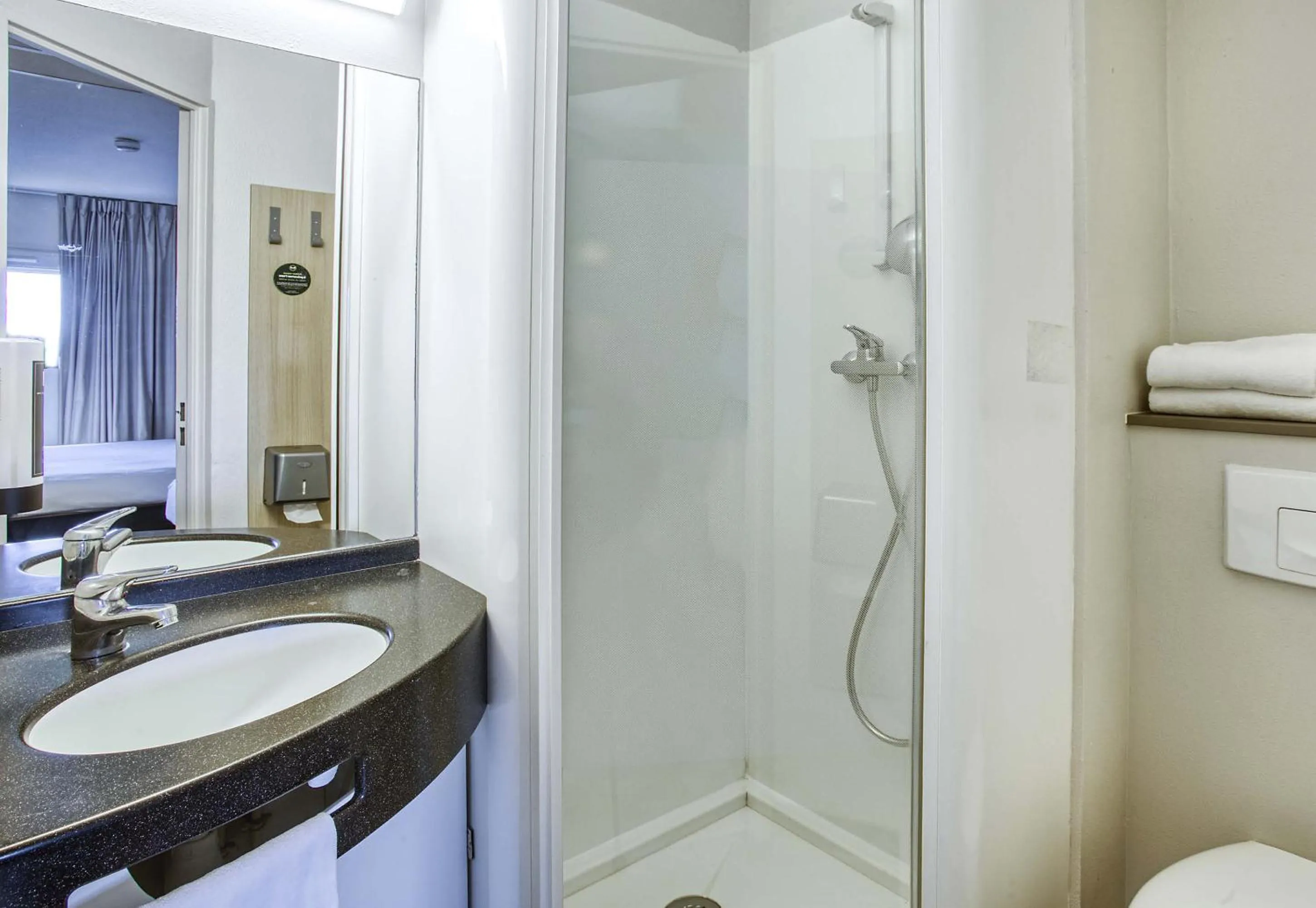 Bathroom in B&B HOTEL Angoulême