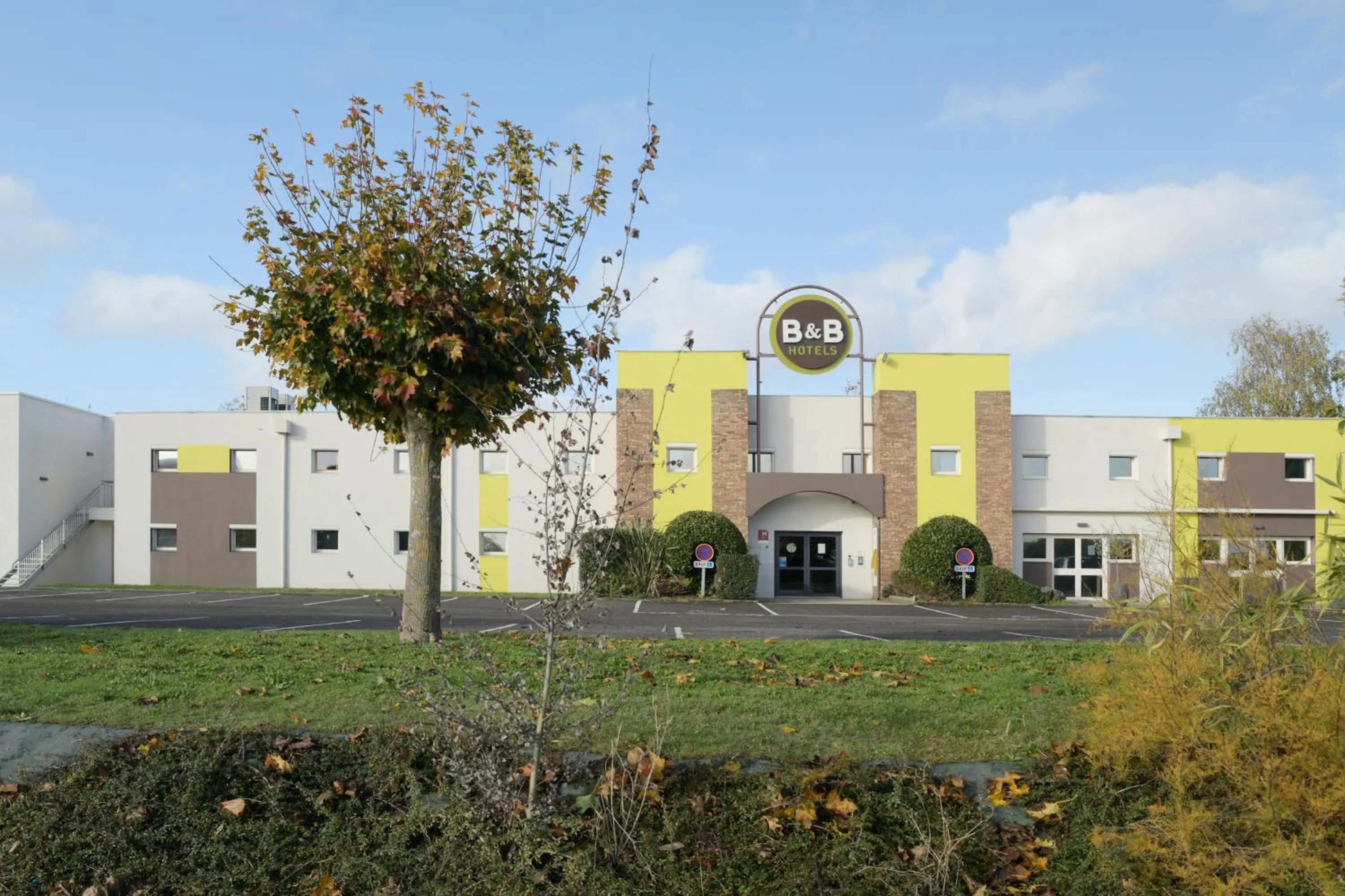 Facade/entrance in B&B HOTEL Angoulême