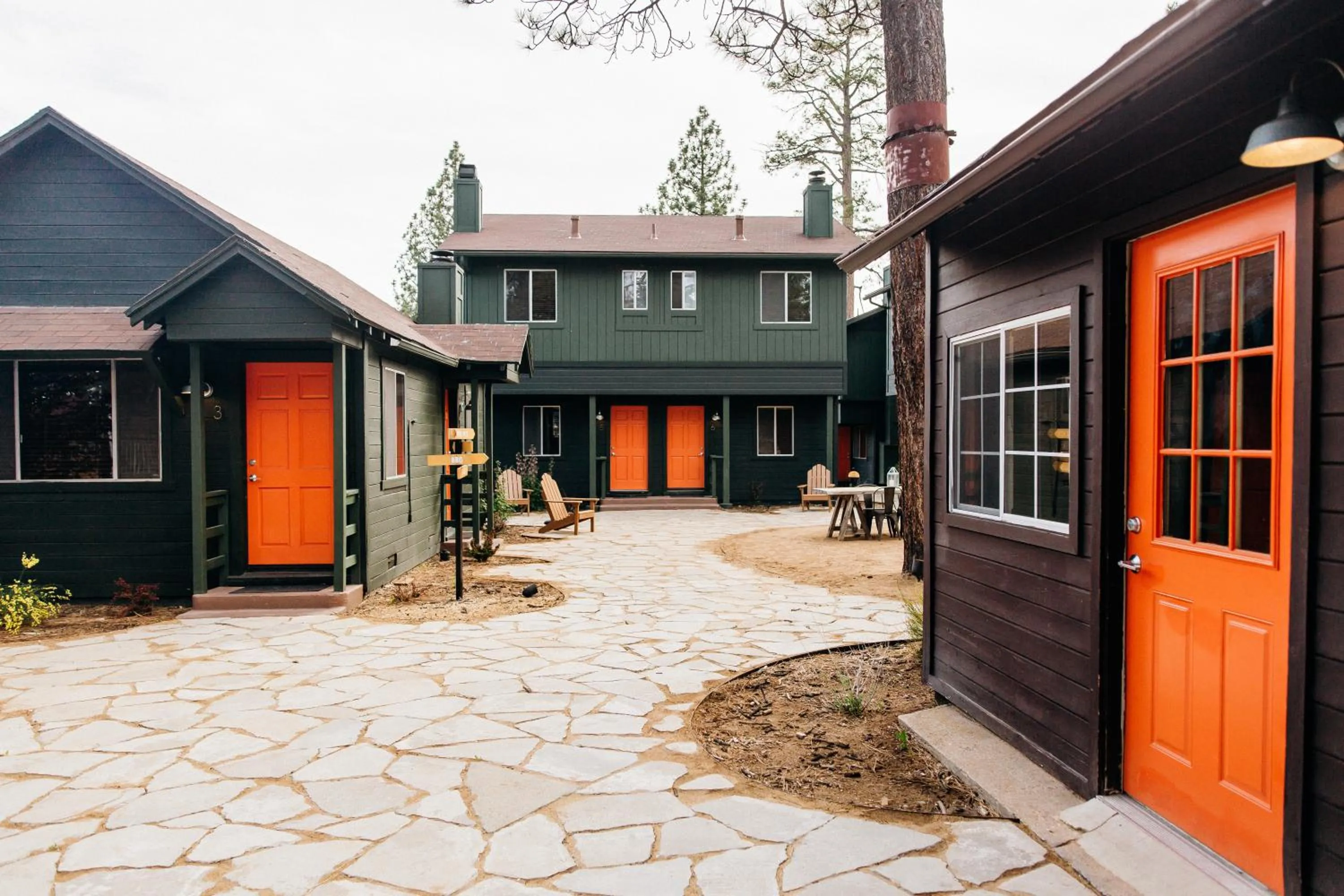 Facade/entrance in Noon Lodge