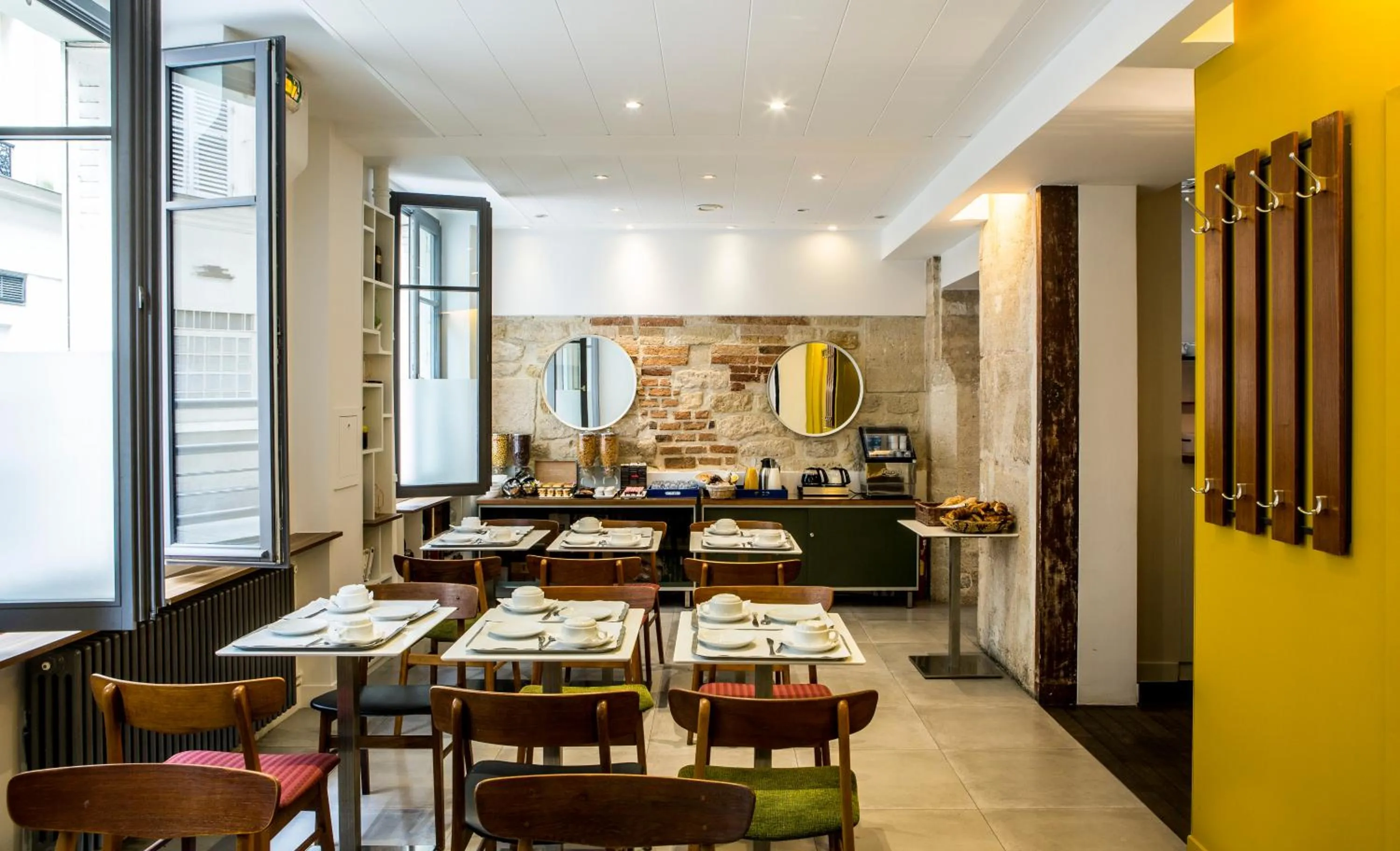 Buffet breakfast in Hôtel Beaurepaire