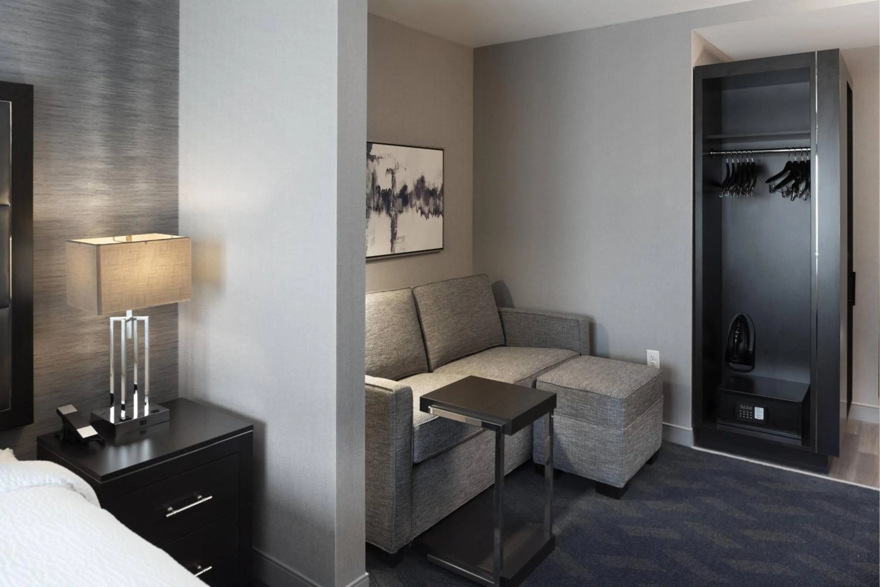 Living room, Bed in Fairfield Inn & Suites by Marriott Boston Logan Airport/Chelsea