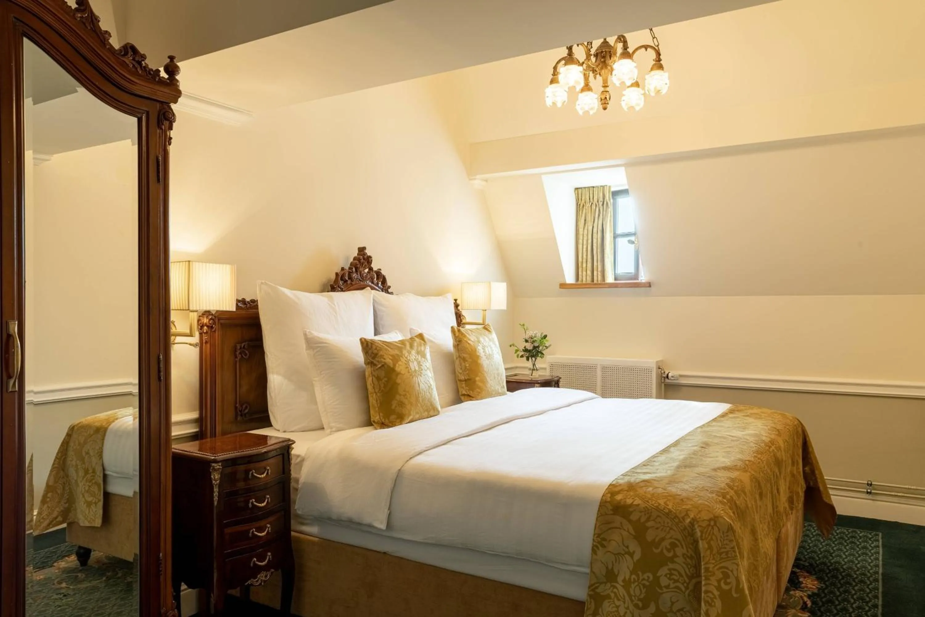 Photo of the whole room, Bed in Schloss Lieser, Autograph Collection