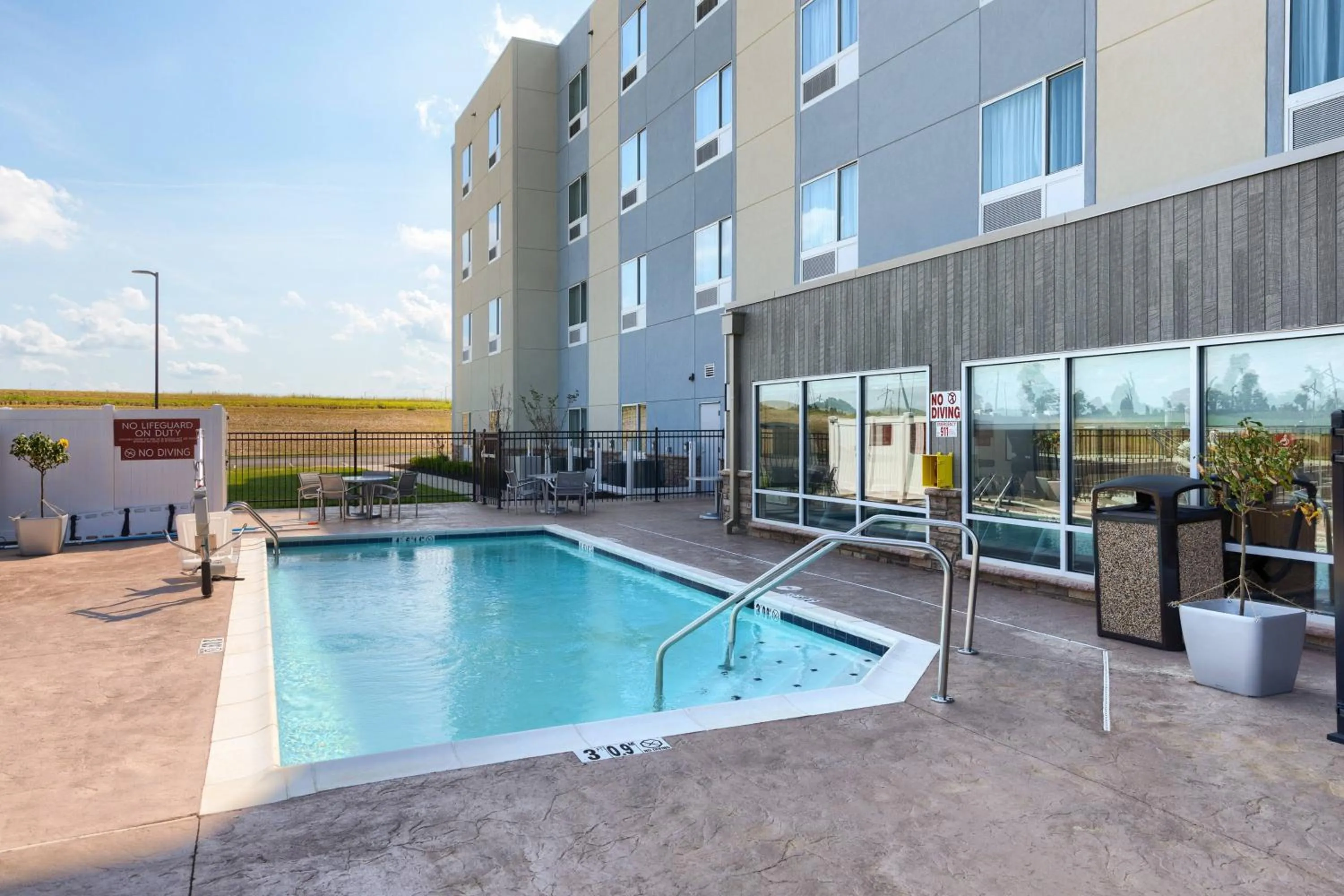 Swimming pool in TownePlace Suites by Marriott Owensboro
