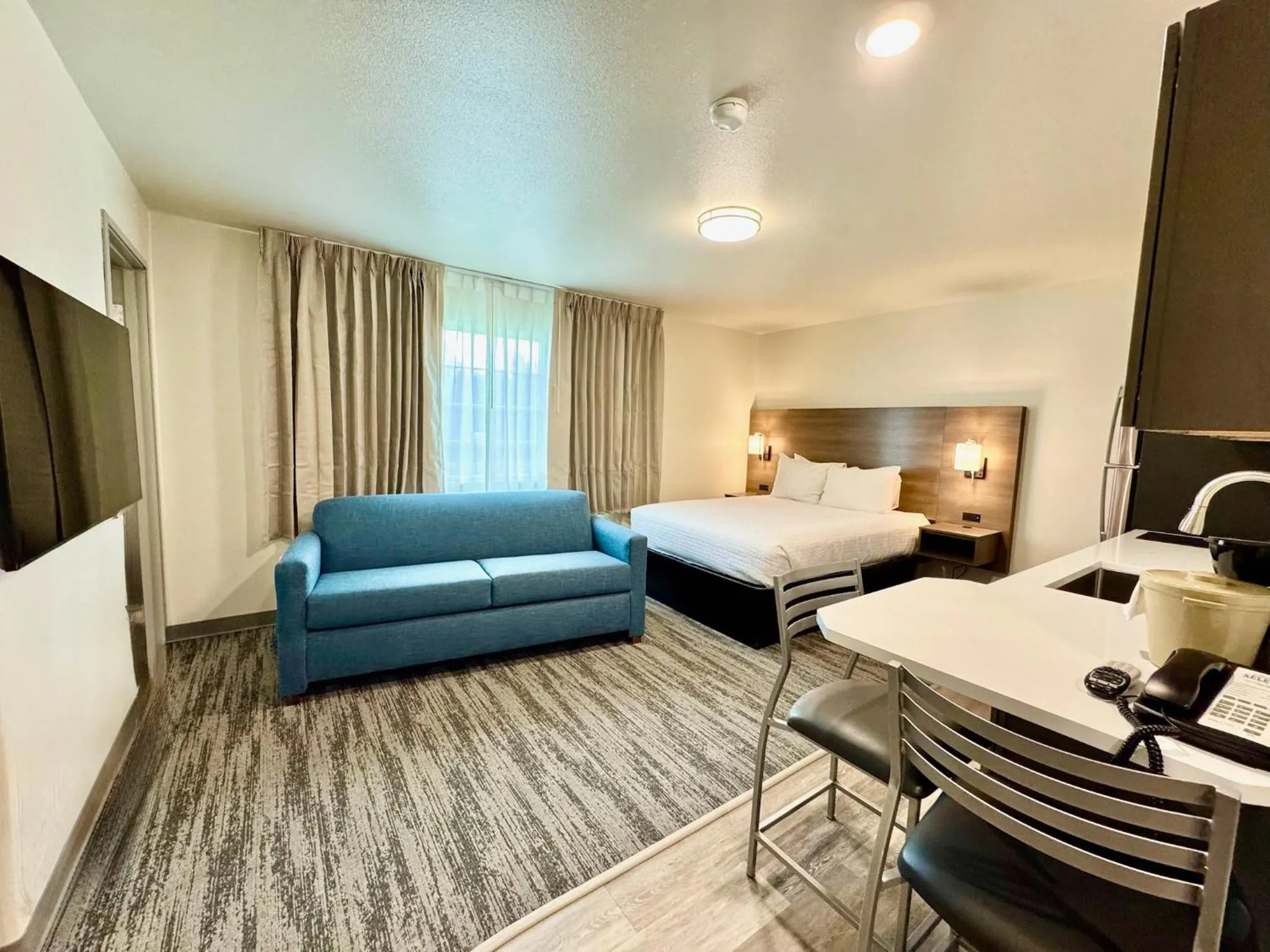 Photo of the whole room, Bed in Alaska's Select Inn Wasilla