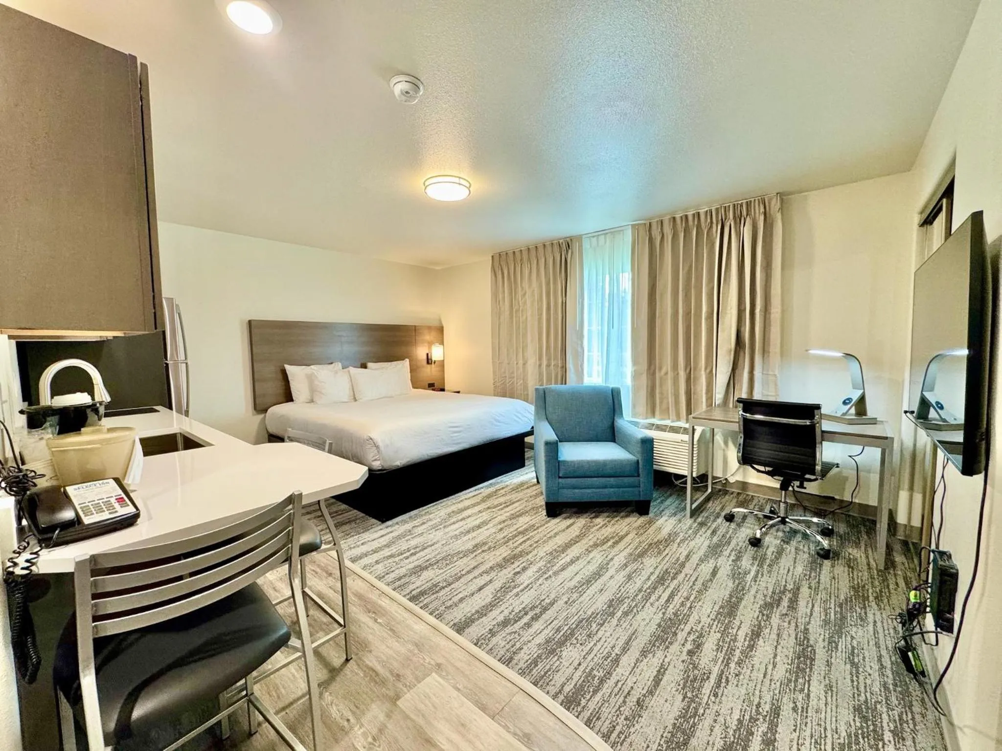 Photo of the whole room, Bed in Alaska's Select Inn Wasilla