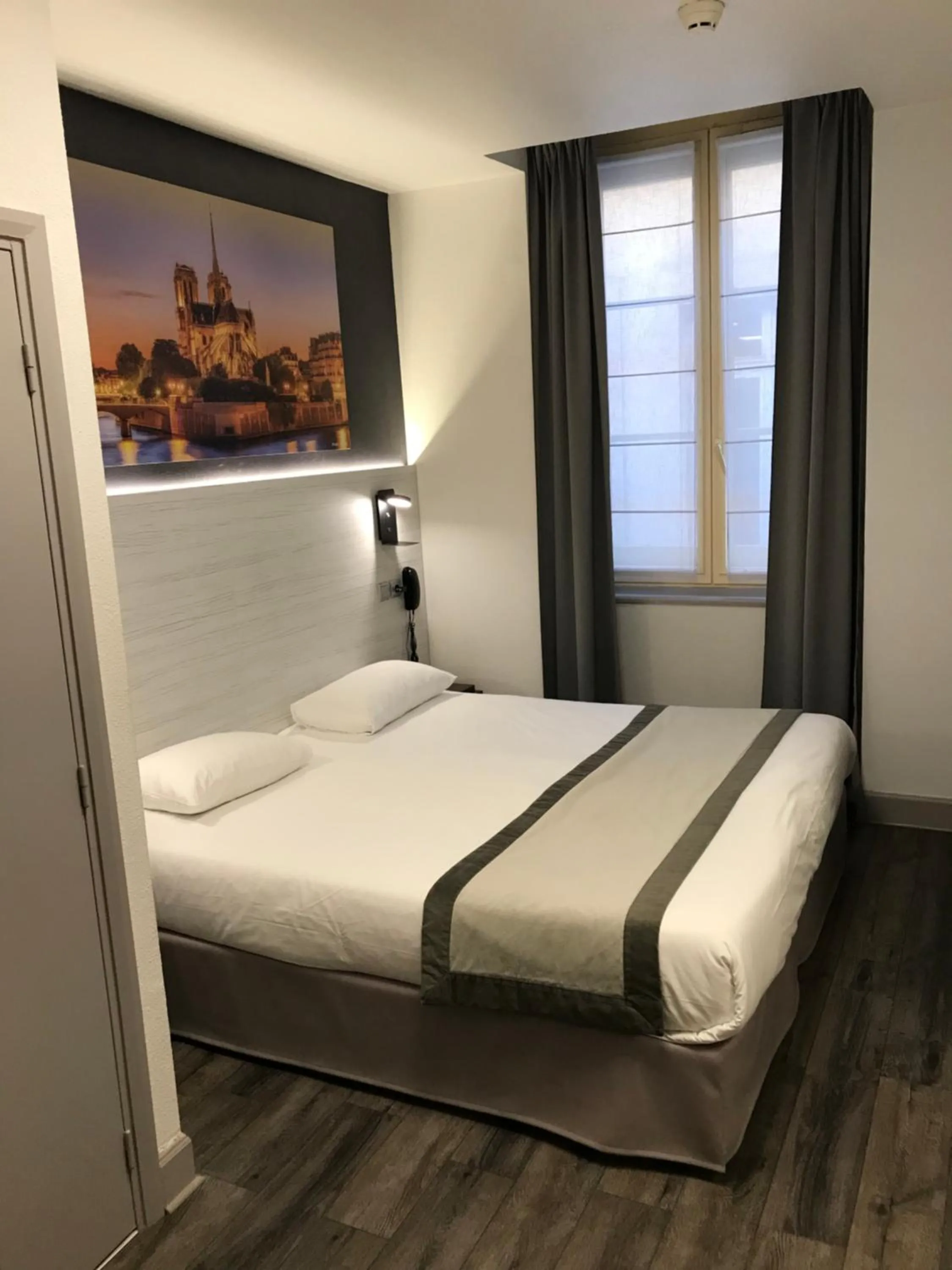 Bedroom, Bed in Best Western Lyon Saint-Antoine