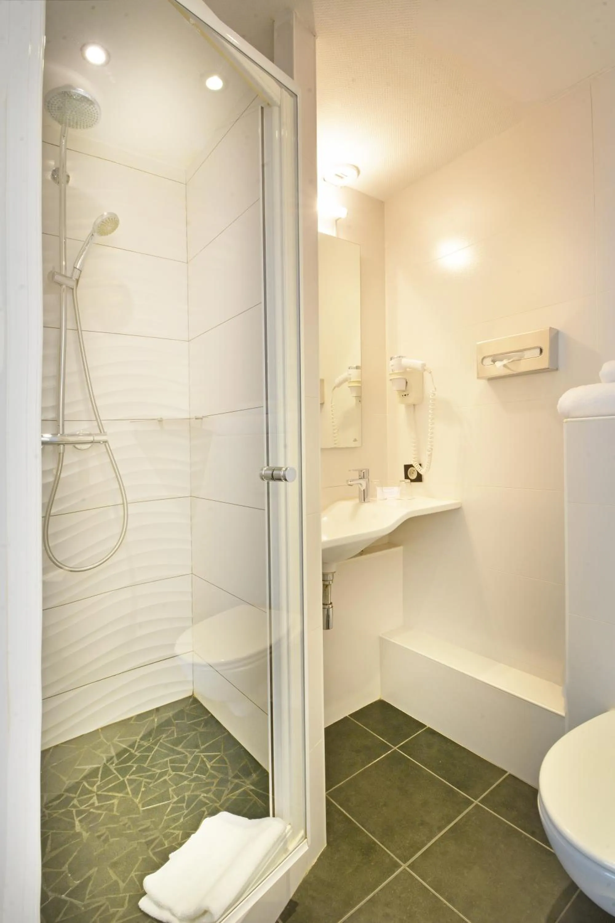 Bathroom in Best Western Lyon Saint-Antoine