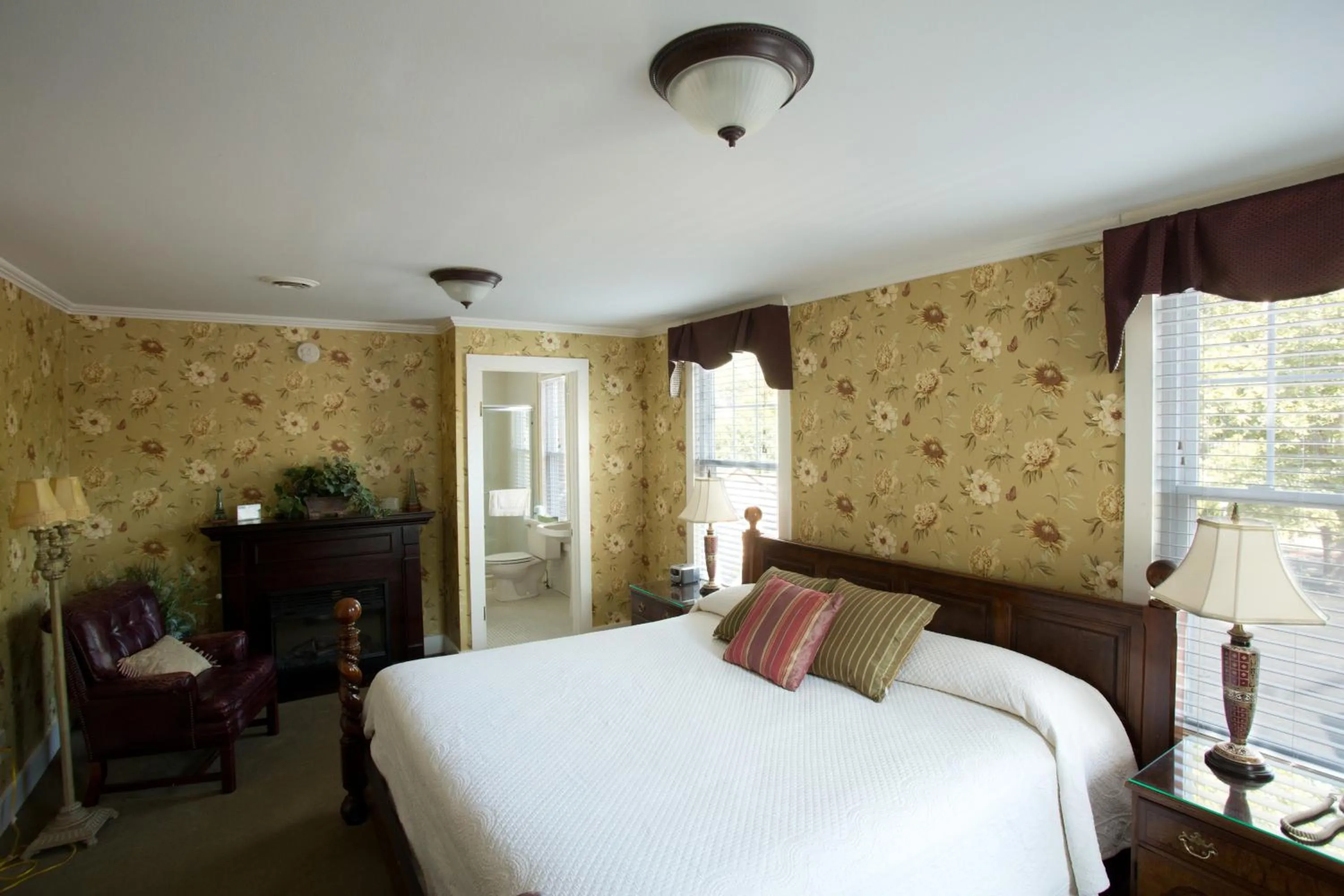 Bed in Maplewood Hotel