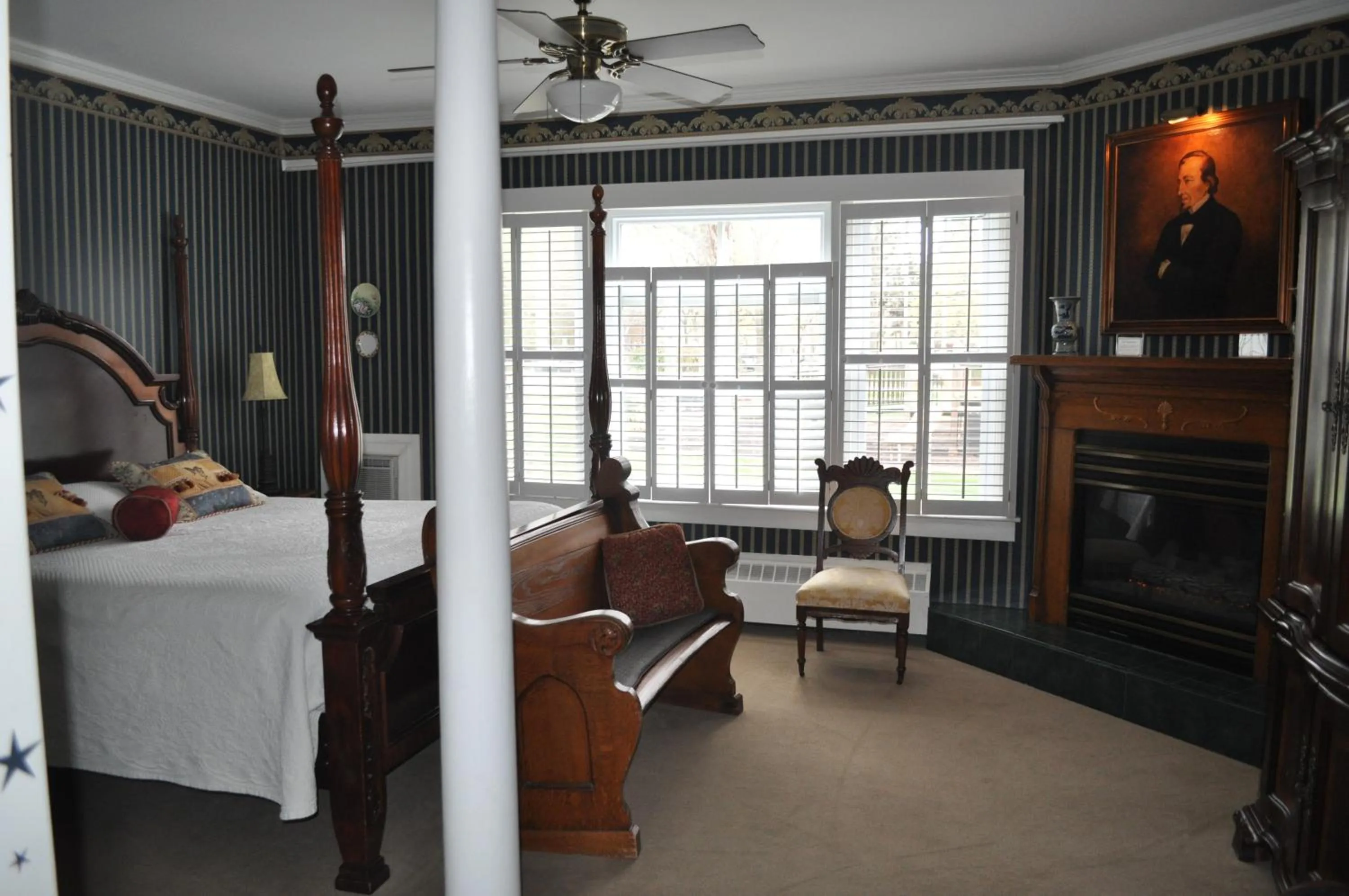 Bed in Maplewood Hotel