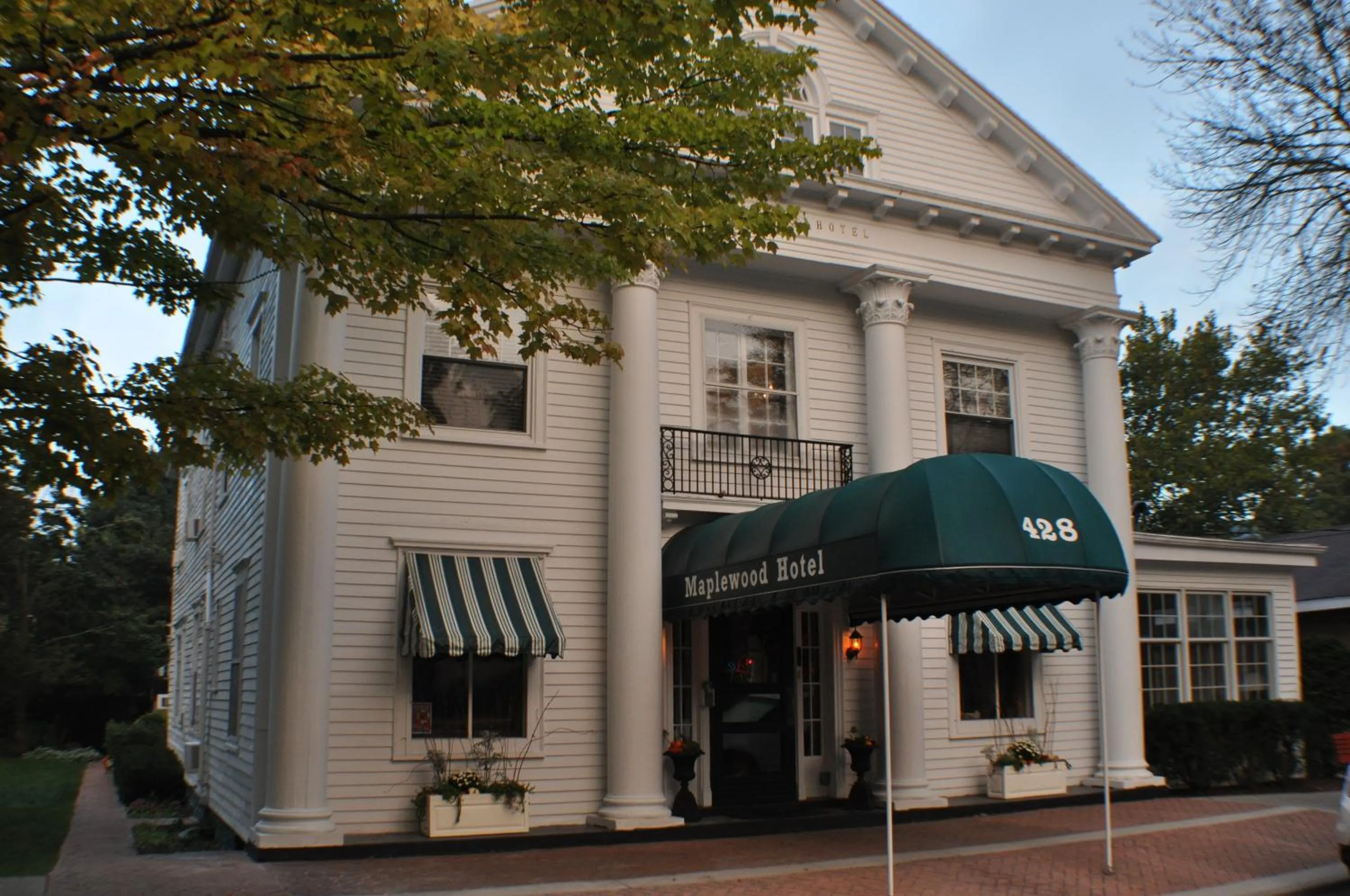 Facade/entrance in Maplewood Hotel