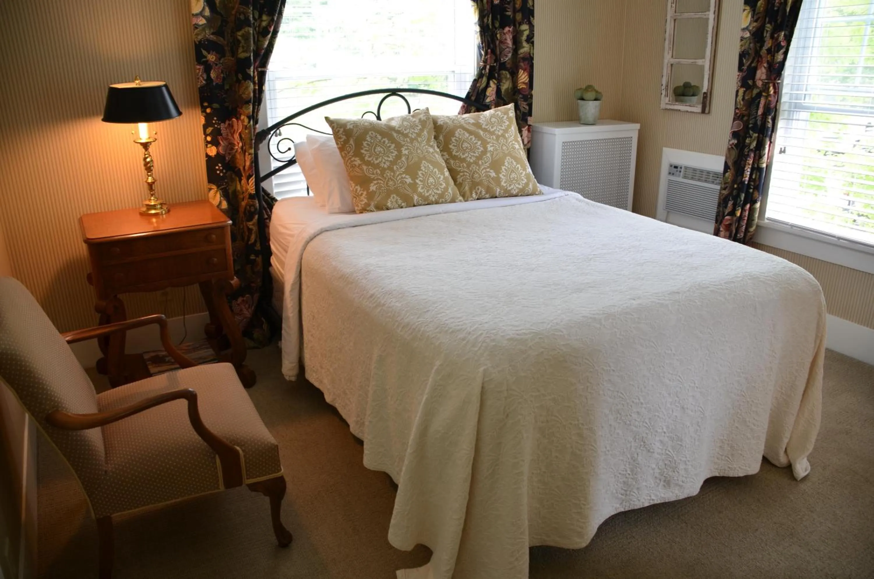 Bed in Maplewood Hotel