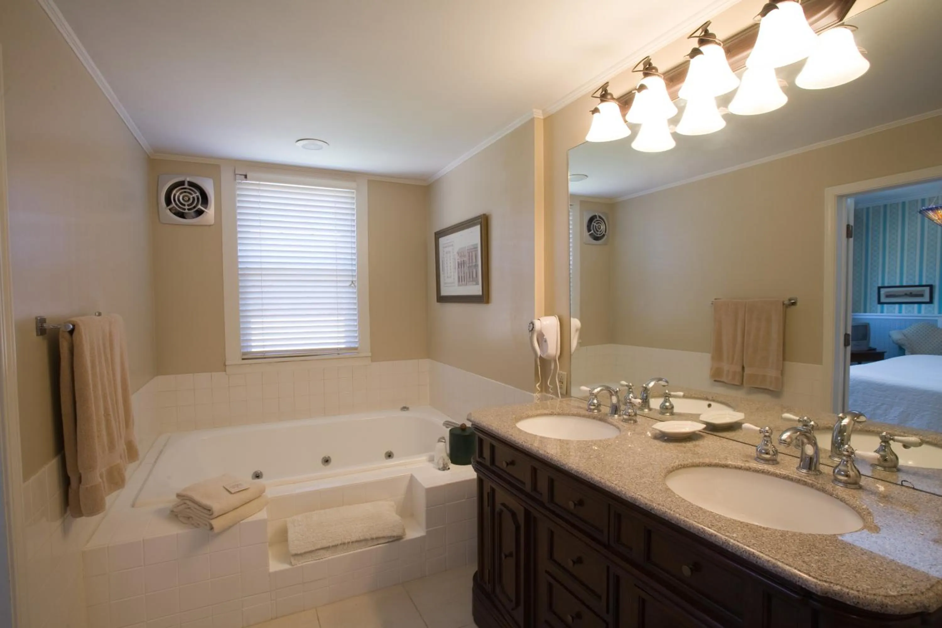 Bathroom, Bed in Maplewood Hotel