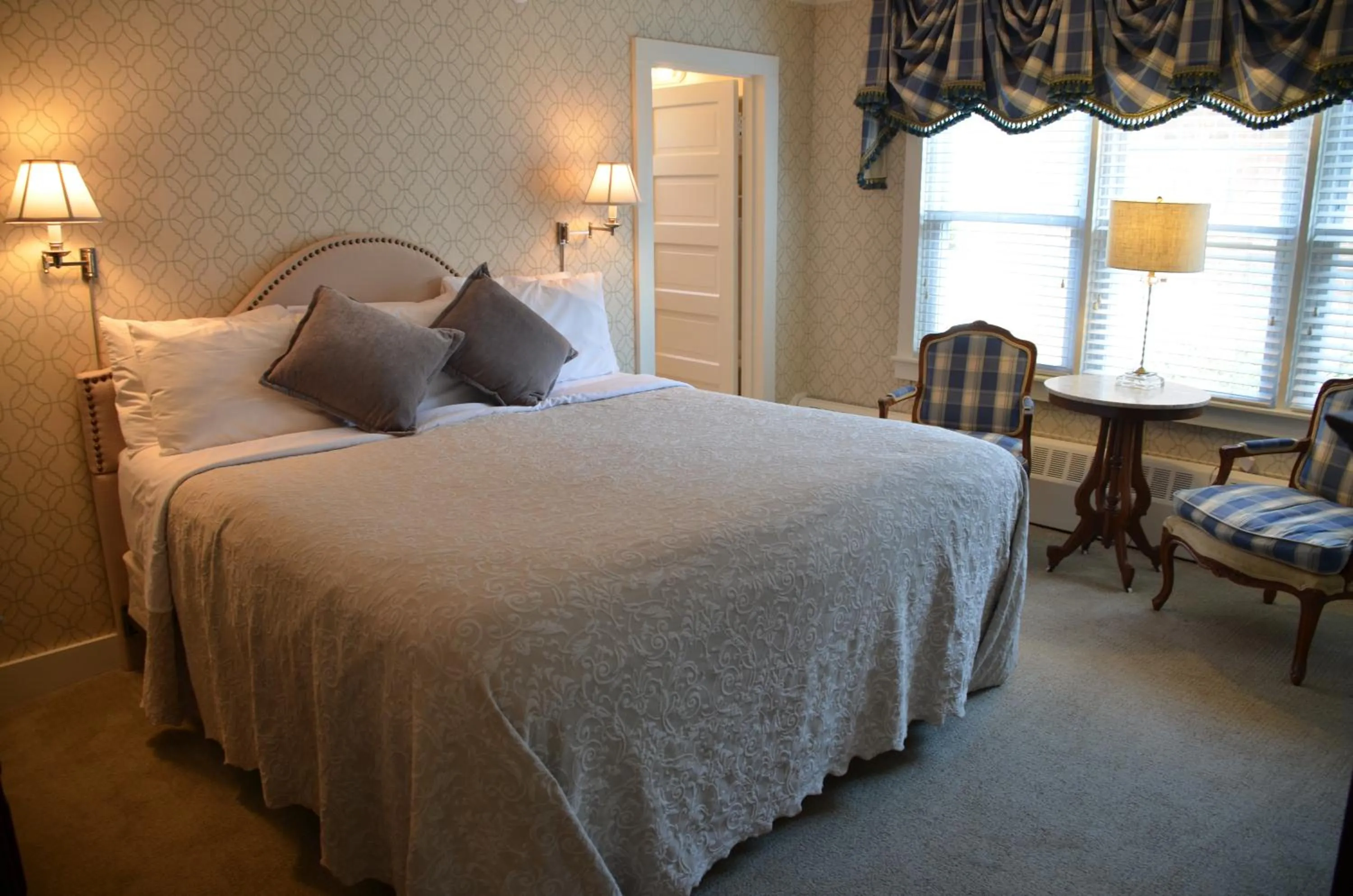 Bed in Maplewood Hotel