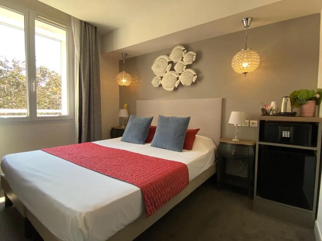 Coffee/tea facilities, Bed in Brit Hotel Acacias