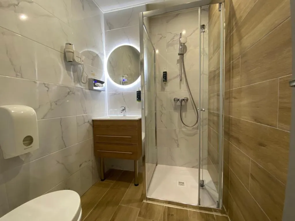 Shower in Brit Hotel Acacias