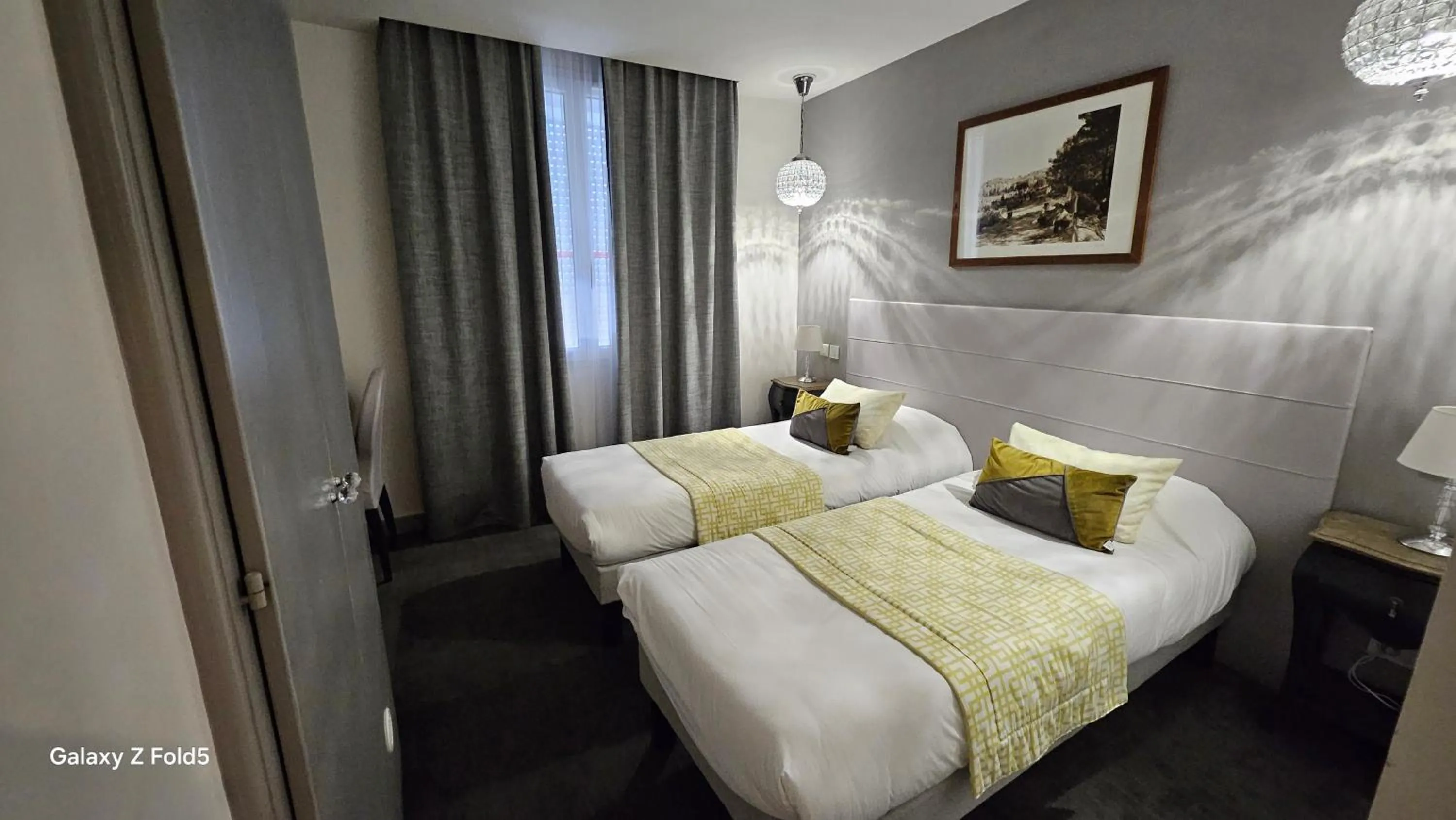 Bed in Brit Hotel Acacias