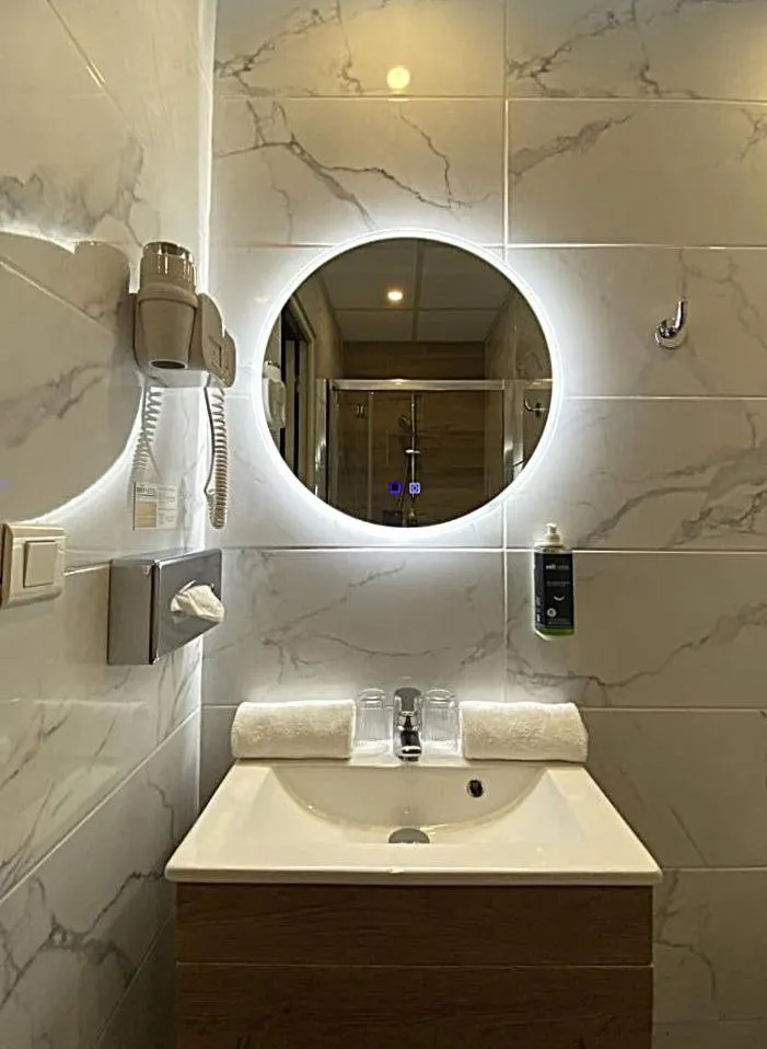 Shower in Brit Hotel Acacias