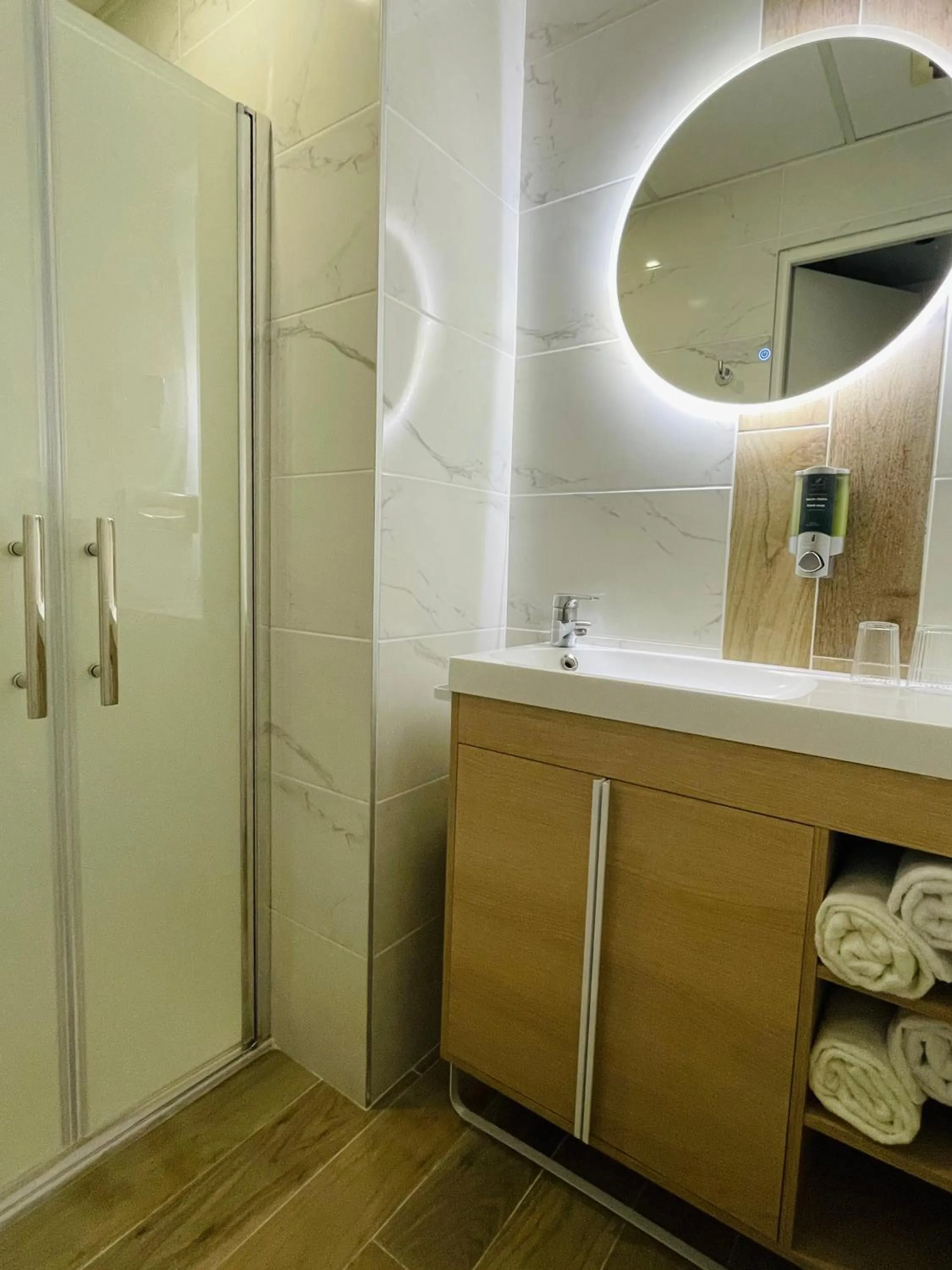 Shower in Brit Hotel Acacias