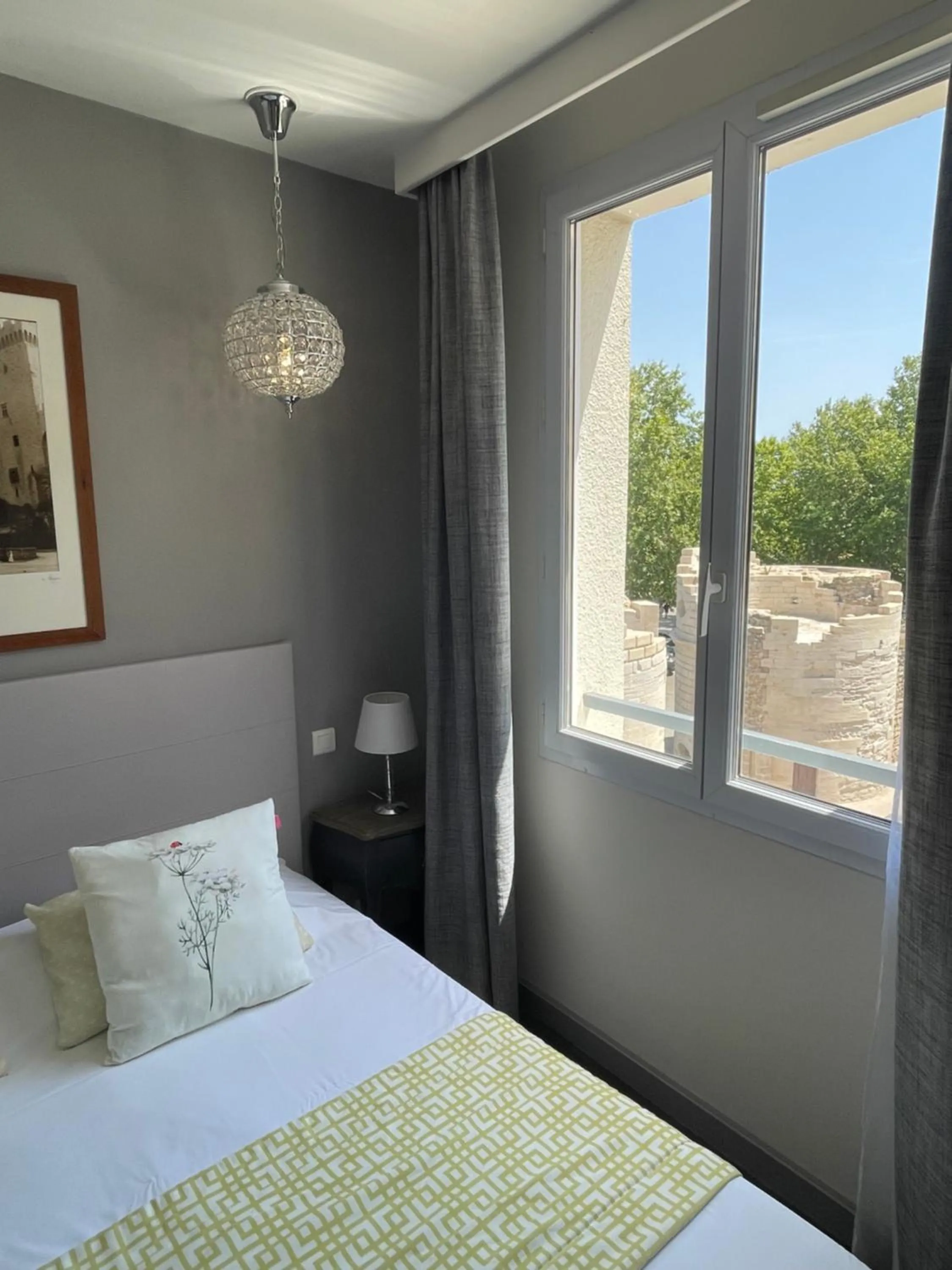 City view, Bed in Brit Hotel Acacias