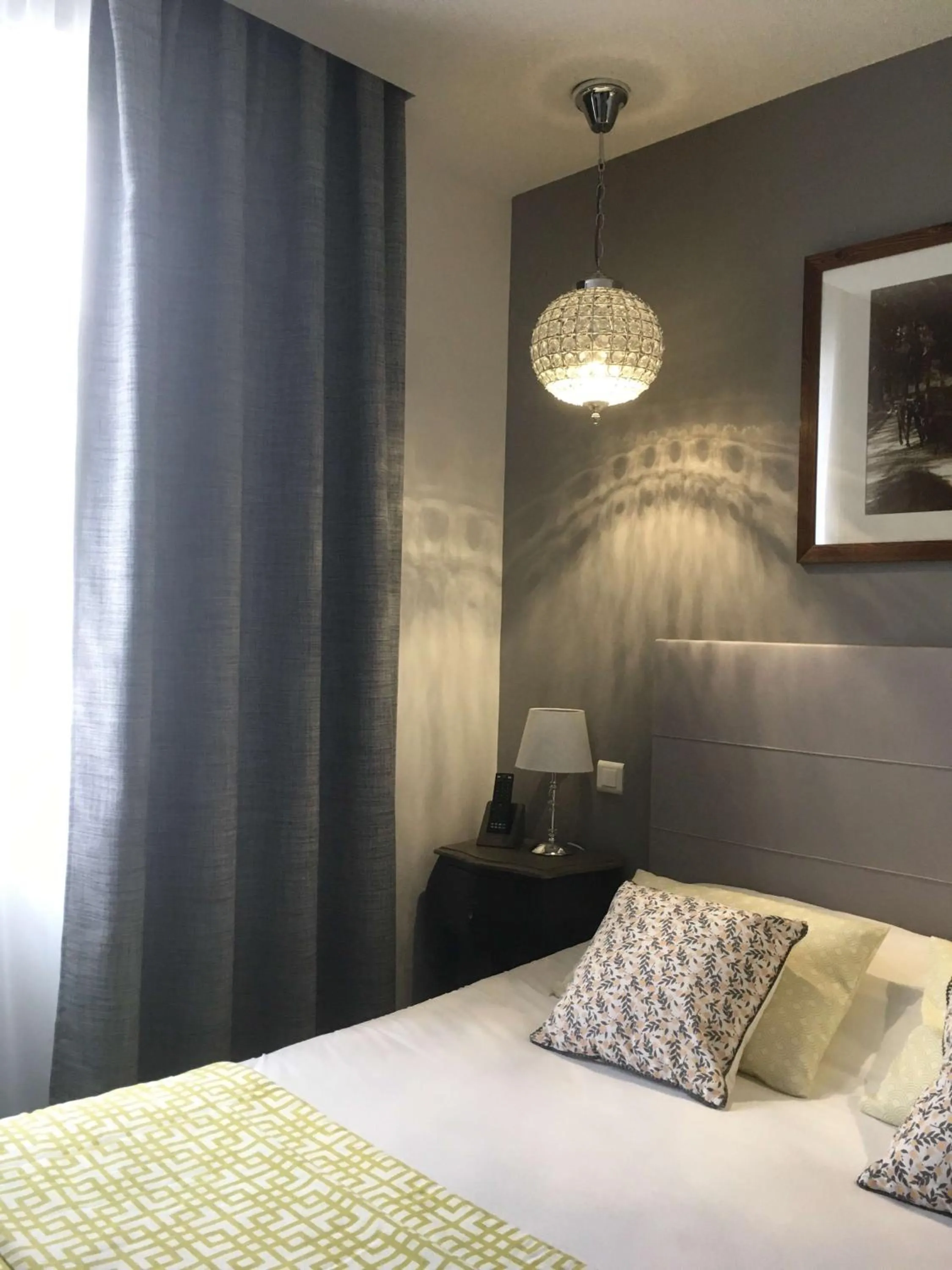 Bed in Brit Hotel Acacias