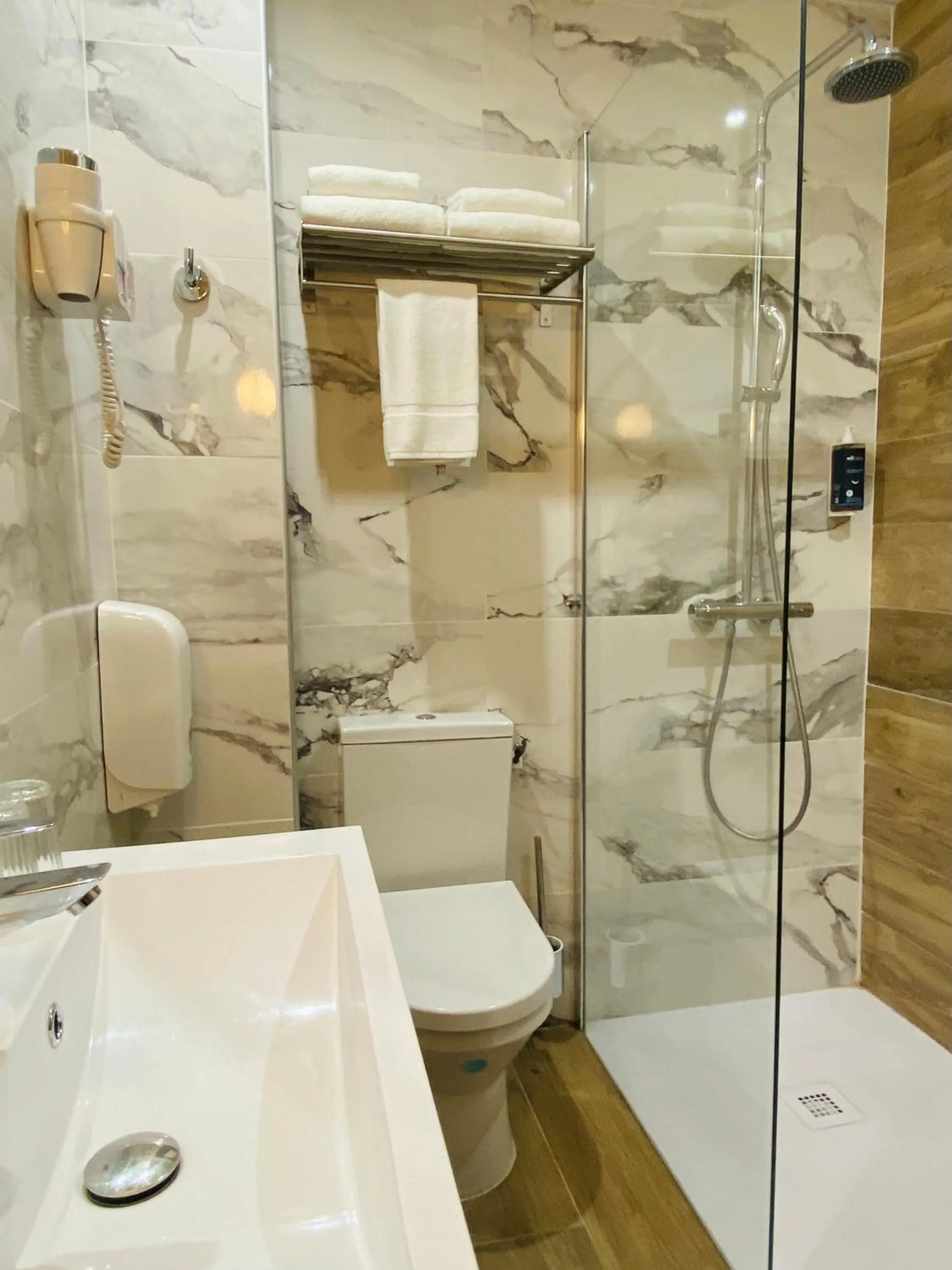 Shower in Brit Hotel Acacias