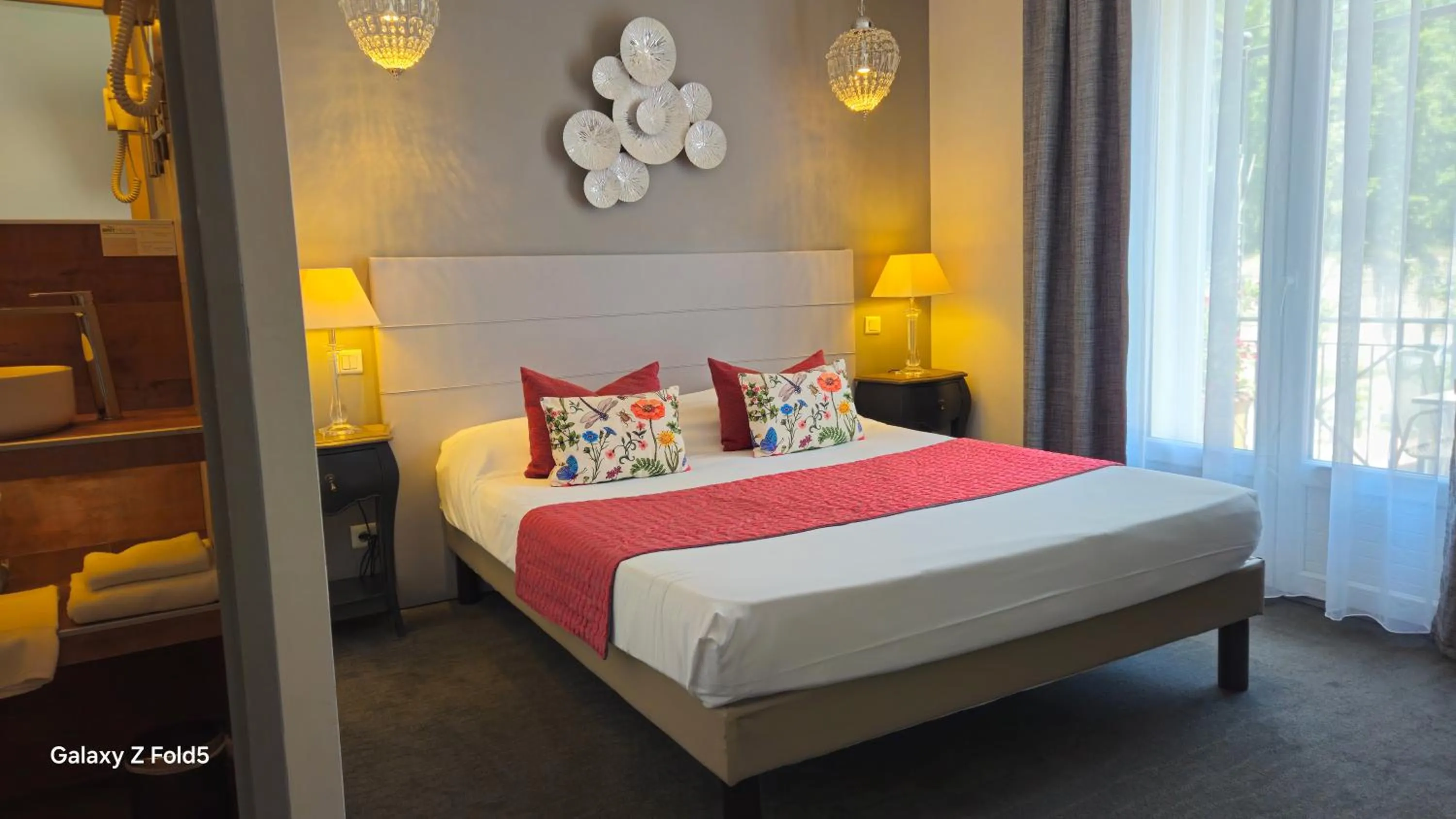 Bathroom, Bed in Brit Hotel Acacias