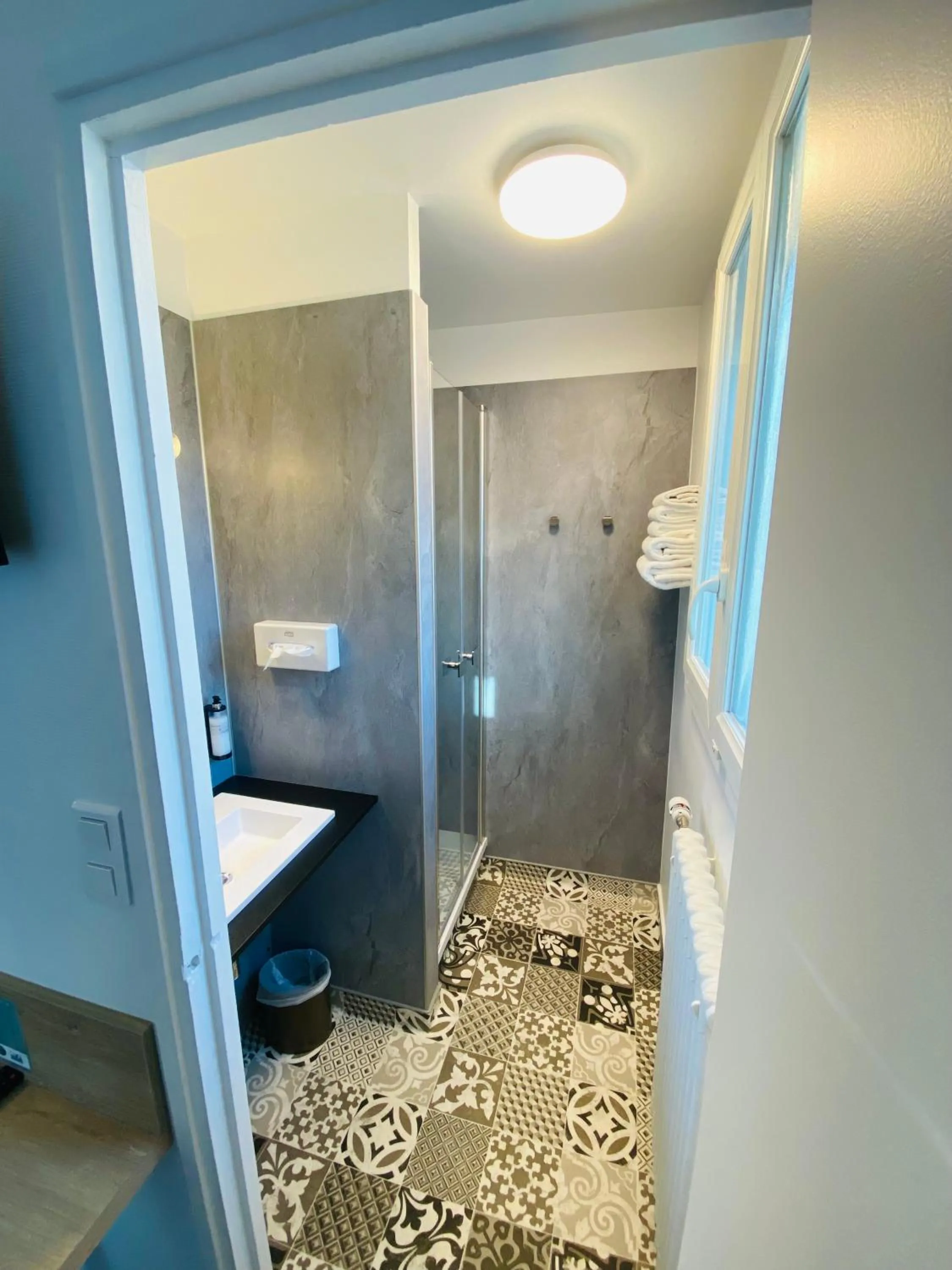 Shower in Hotel du Louvre