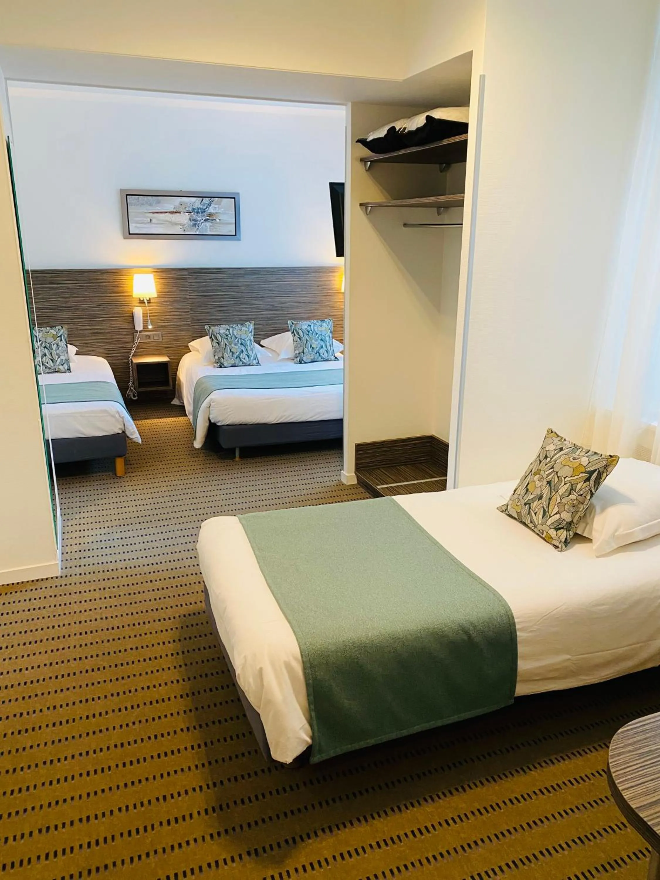 Photo of the whole room, Bed in Hotel du Louvre