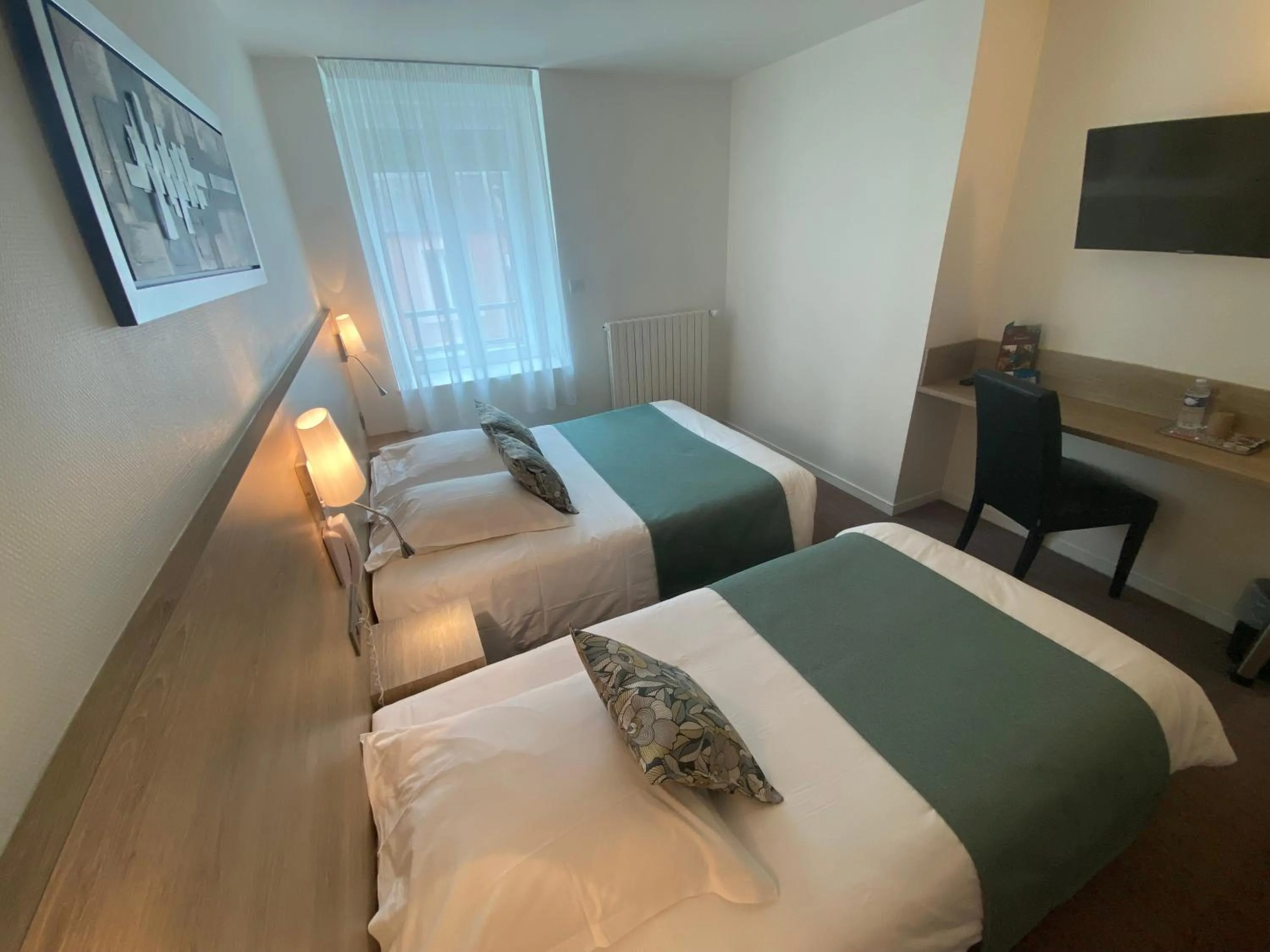 Photo of the whole room, Bed in Hotel du Louvre