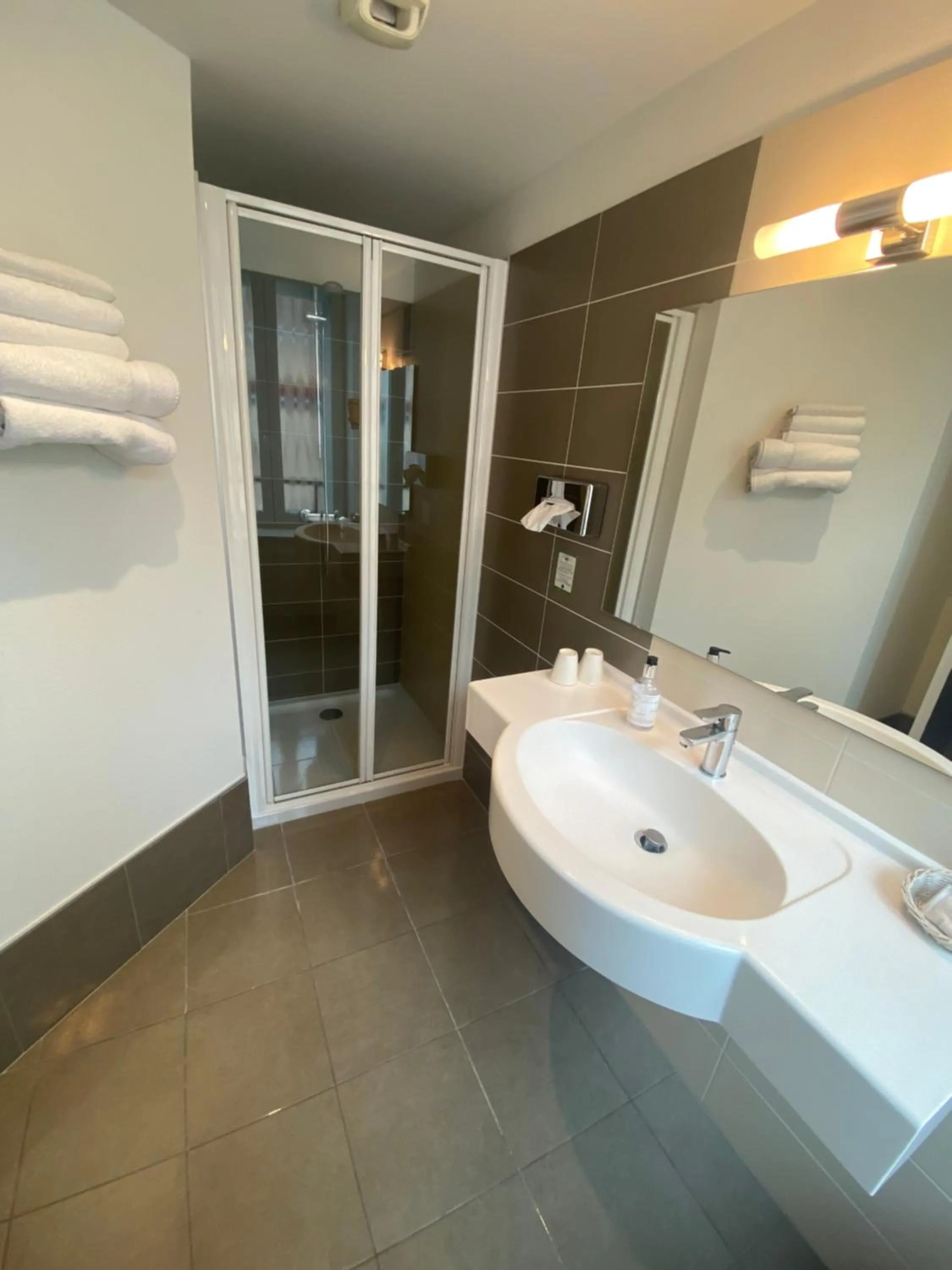 Shower in Hotel du Louvre