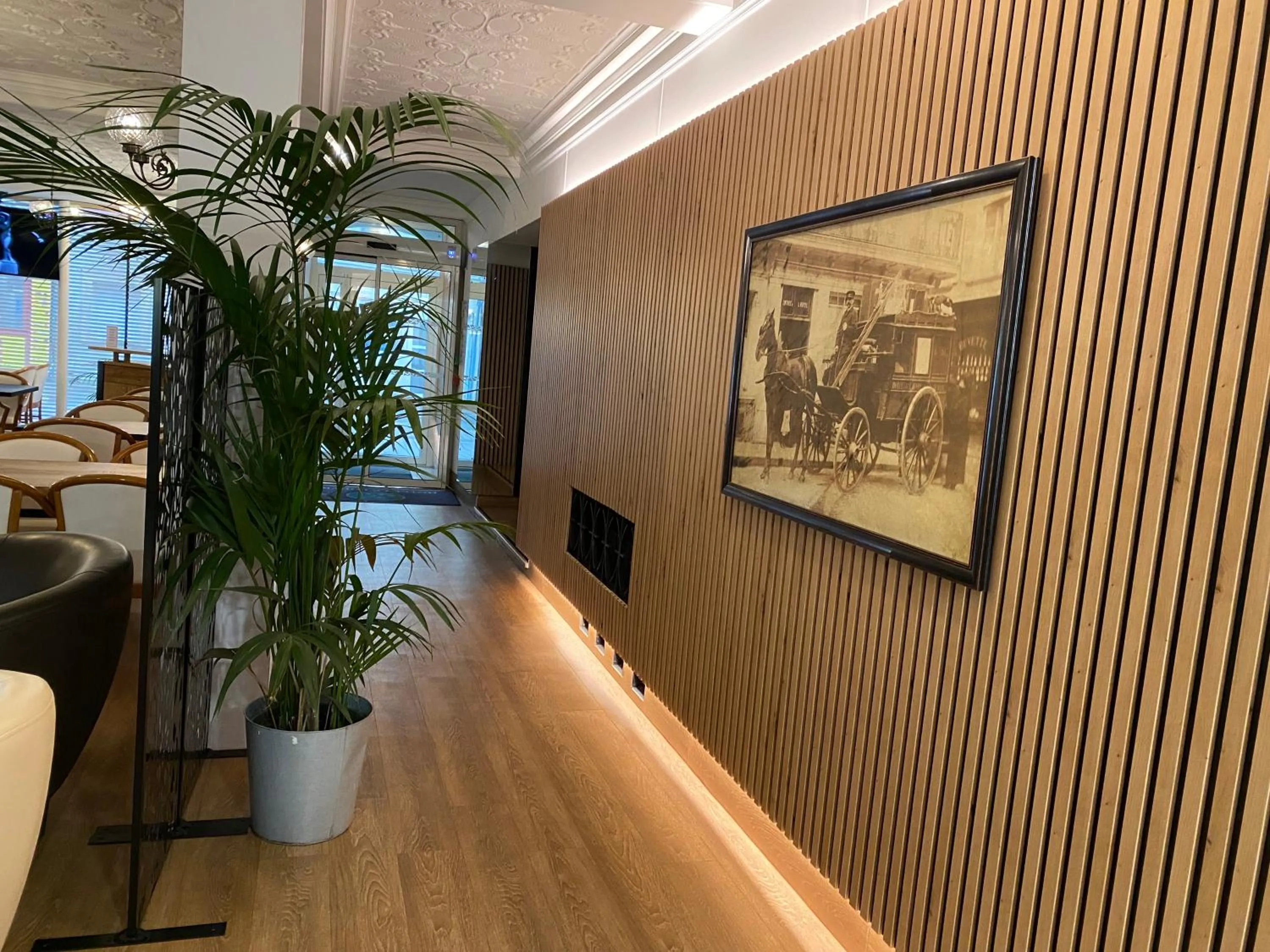 Facade/entrance in Hotel du Louvre