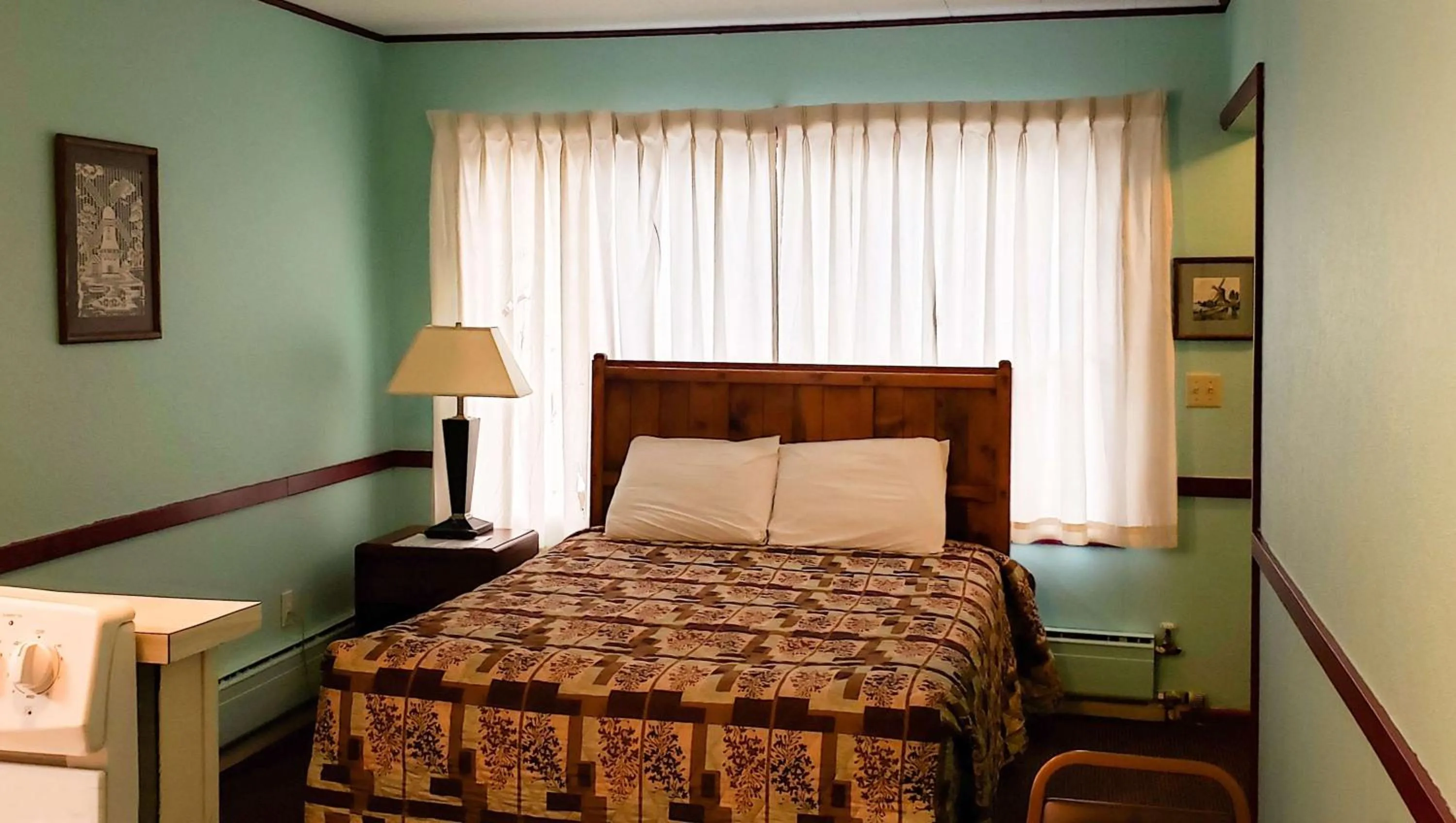 Quadruple Room with Private Bathroom in Windmill Inn Lynden