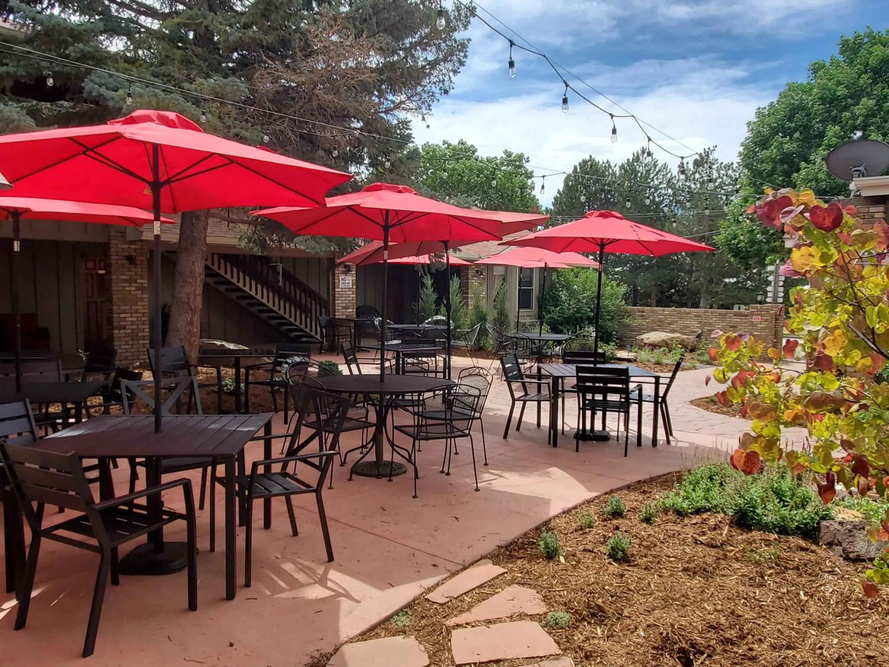 Lounge or bar in Hilltop Inn Broomfield Denver